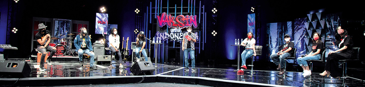 Musikus Maia Estianty (keempat dari kanan), pegiat sosial Rudi Valinka (tiga dari kanan), Brenda Tanu (kedua dari kanan), dan Wanda Ponika.