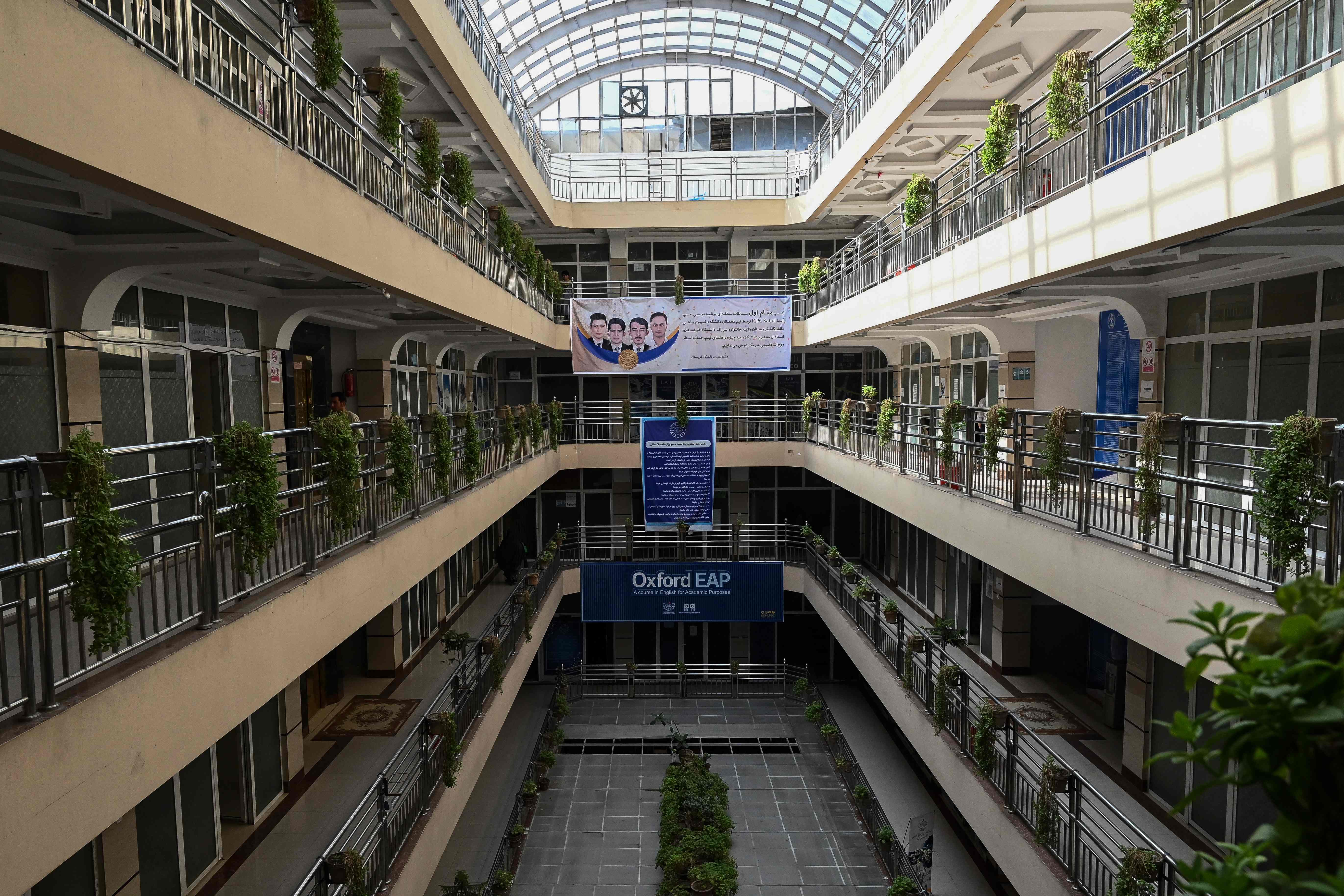 Kendati telah memasuki hari pertama Universitas Gharjistan di Kota Kabul, Afghanistan tapi suasanya masih sepi. 