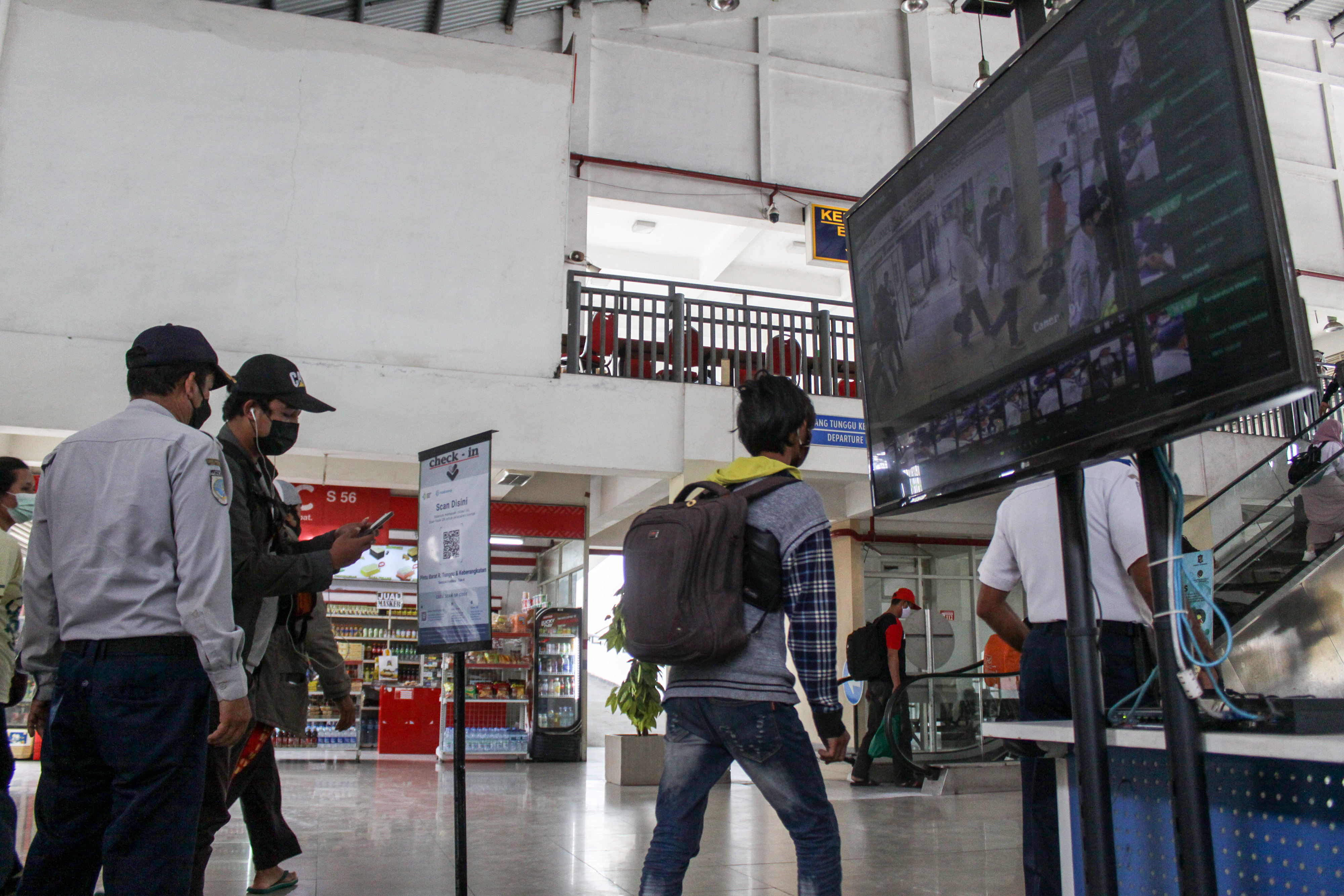 Calon penumpang di terminal Purabaya, Sidoarjo, Jawa Timur.  