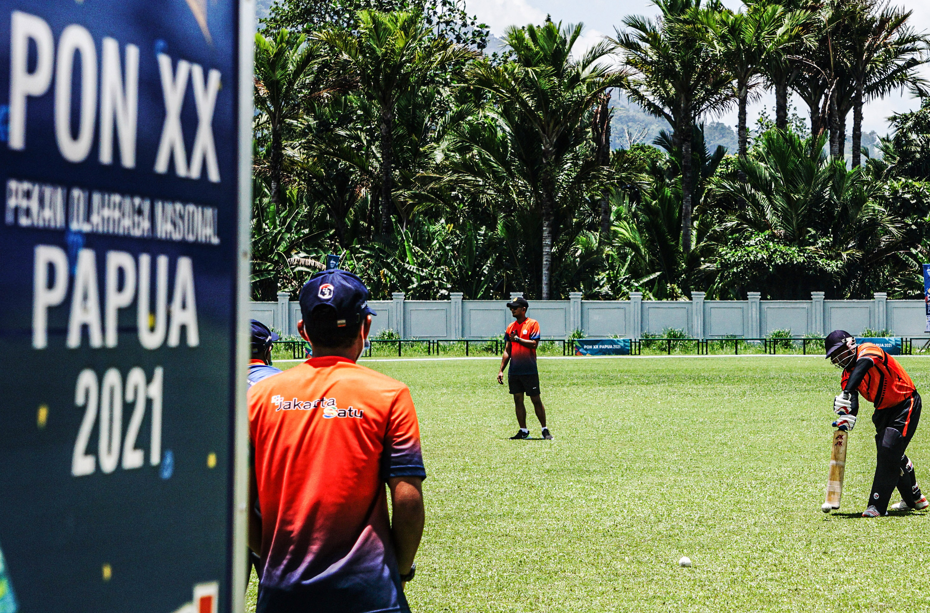 Tim kriket putra DKI Jakarta mengalahkan tim NTT dengan skor 53-50 di di Stadion Kriket, Doyo Baru, Jayapura, Papua, Sabtu (25/9).