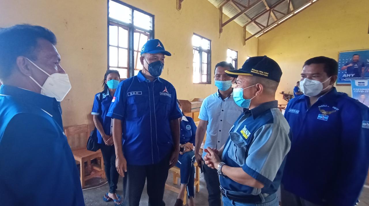 Wakil Ketua DPP Partai Demokrat Benny K Harman saat meninjau vaksinasi covid-19 di SMA Katolik St Maria Iteng, Kabupaten Manggarai, NTT.