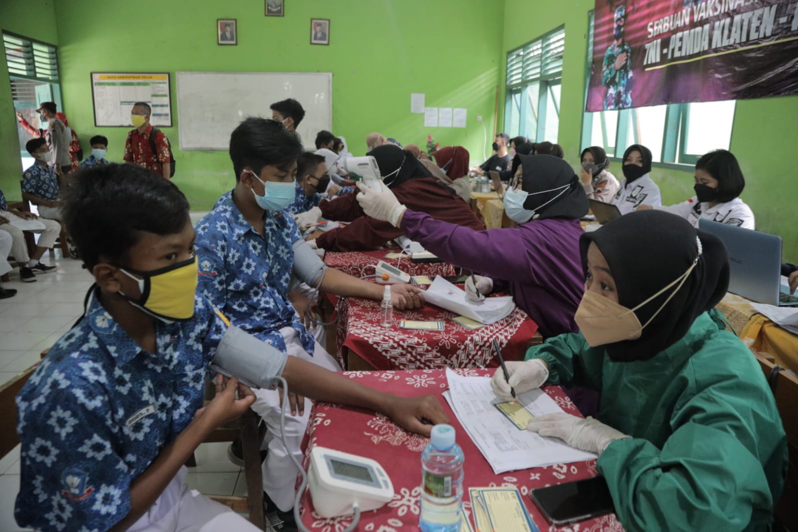 Pelajar menjalani screening sebelum mengikuti vaksinasi covid-19 di SMPN 2 Wedi, Klaten.