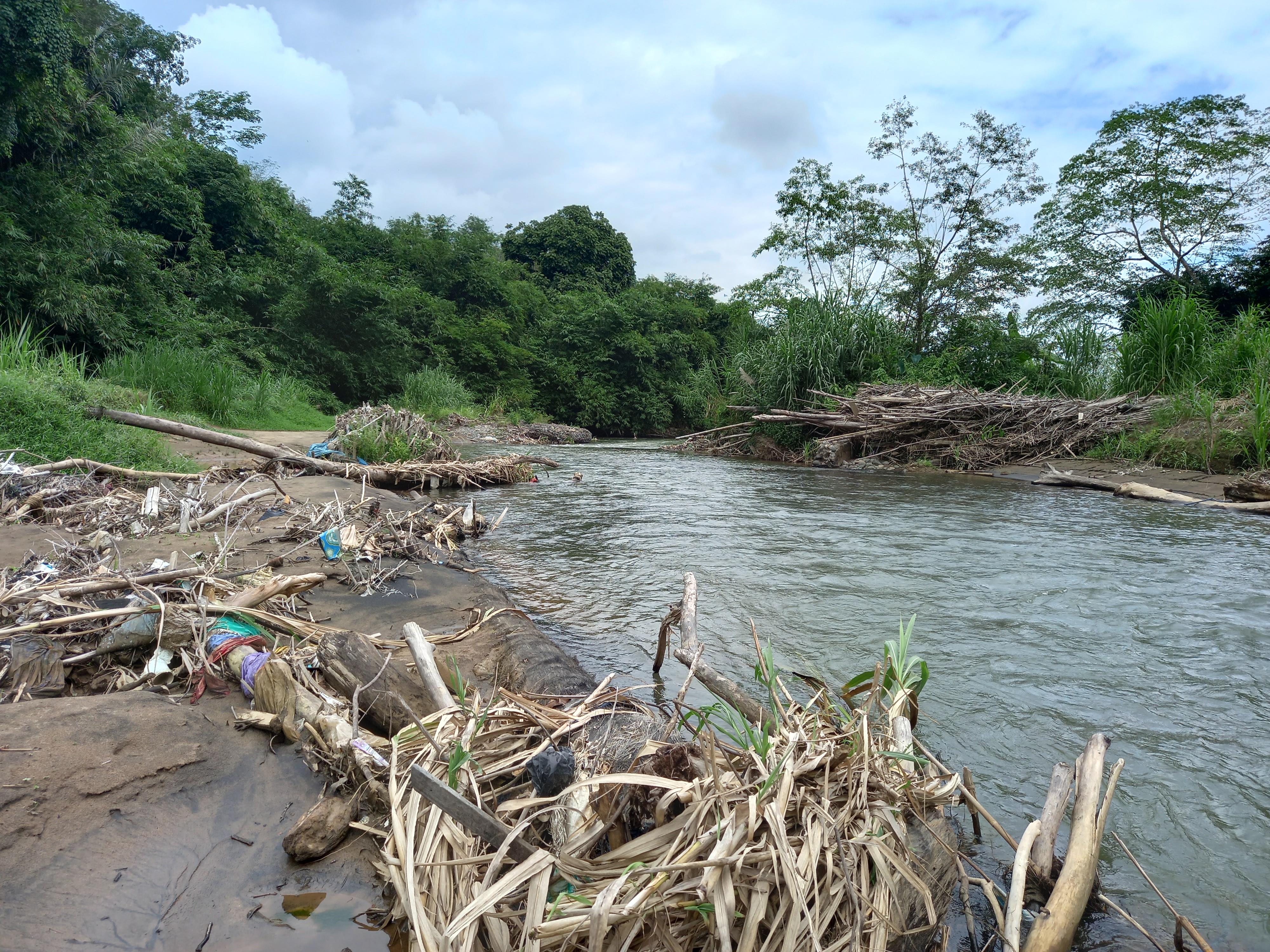  Sampah sungai sisa bencana banjir di Desa Alat, Kecamatan Hantakan, Kabupaten Hulu Sungai Tengah