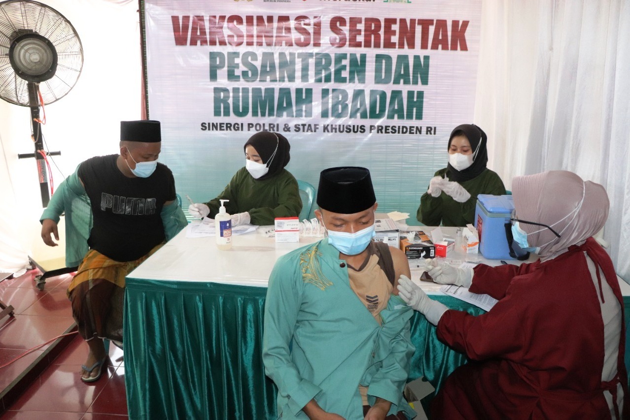 Salah satu santri di Kudus suntik vaksin dalam vaksinasi serentak di pondok pesantren dan rumah ibadah yang digelar Polres Kudus.