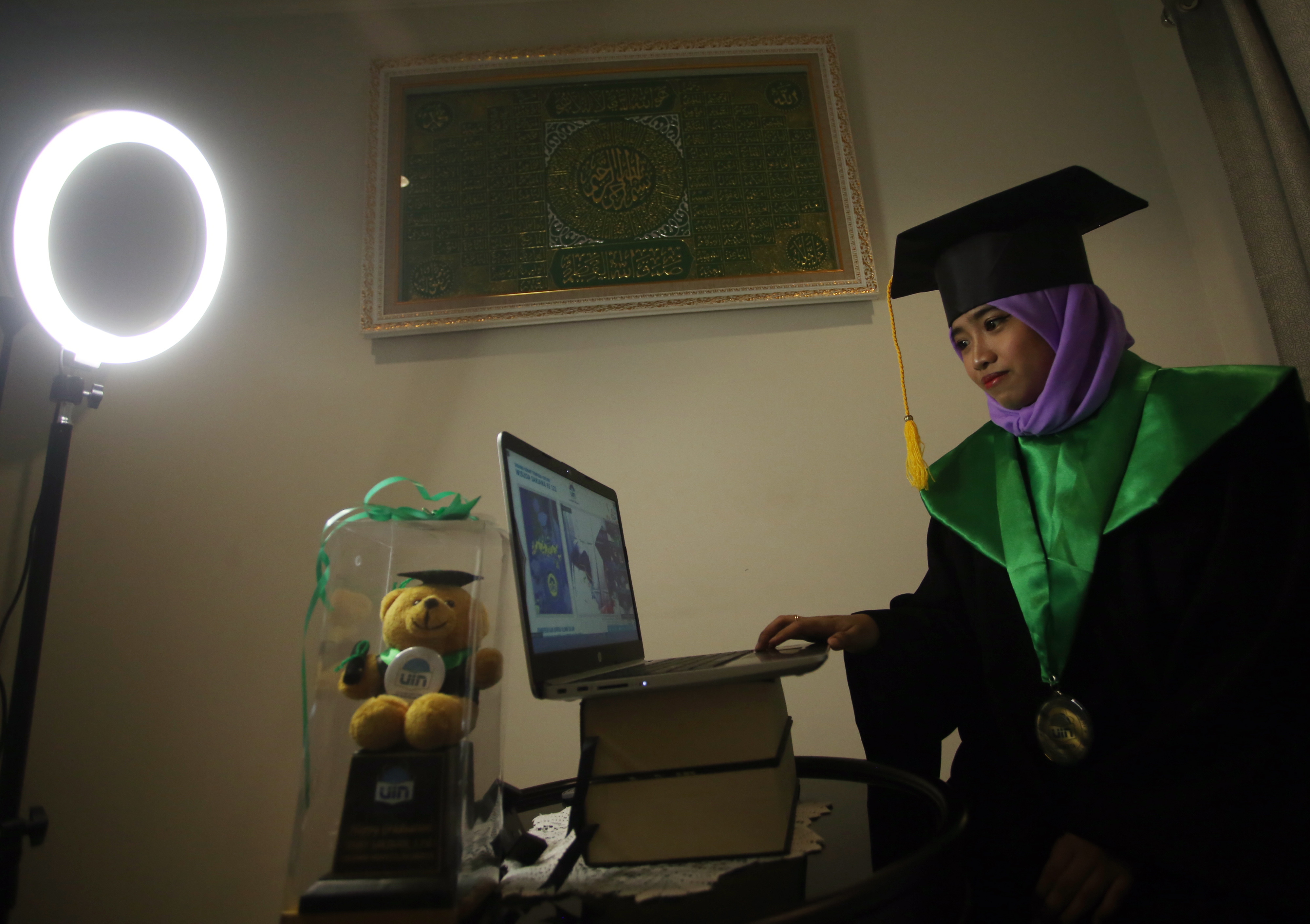 seorang wisudawati mengikuti acara wisuda UIN Syarief Hidayatullah secara daring dari kediamannya di Pondok Cabe, Tangerang, Banten. 