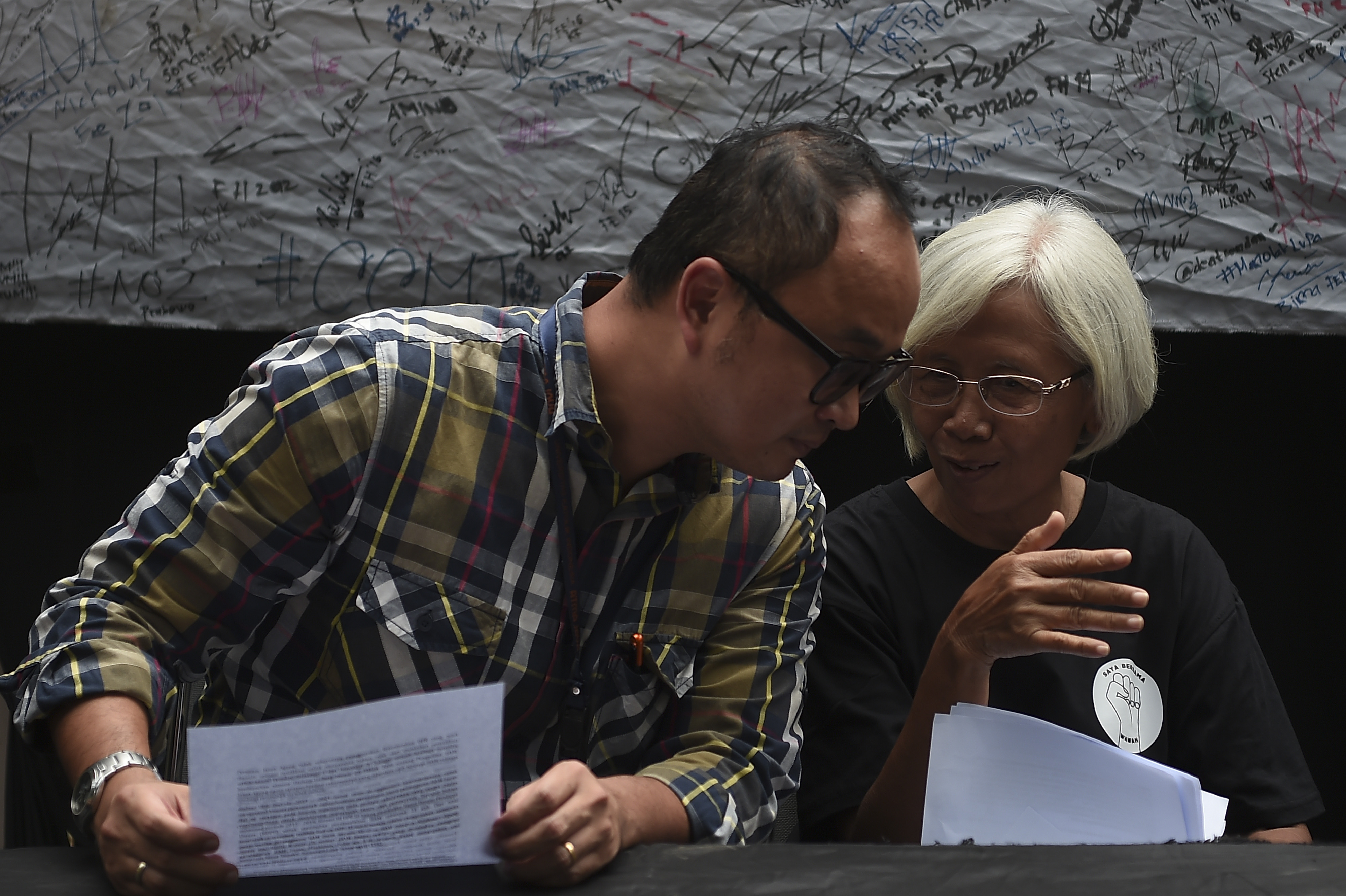 Ibu Bernardinus Realino Norma Irmawan alias Wawan, korban penembakan Tragedi Semanggi I Maria Catarina Sumarsih (kanan), Rabu (13/11/2019).