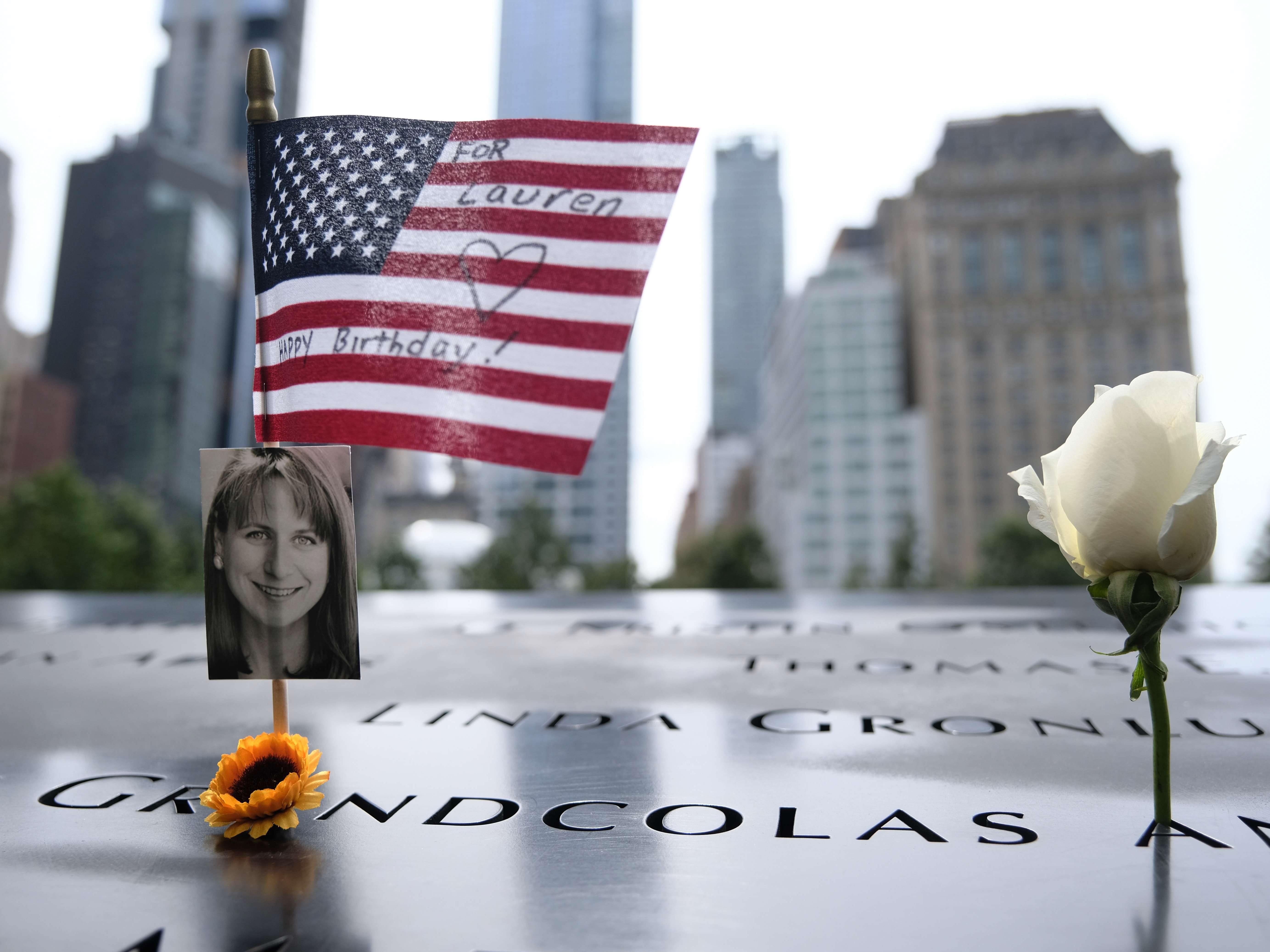 Bendera AS ditempatkan di dekat nama korban di Memorial 11 September di Ground Zero pada 31 Agustus 2021 di New York City.