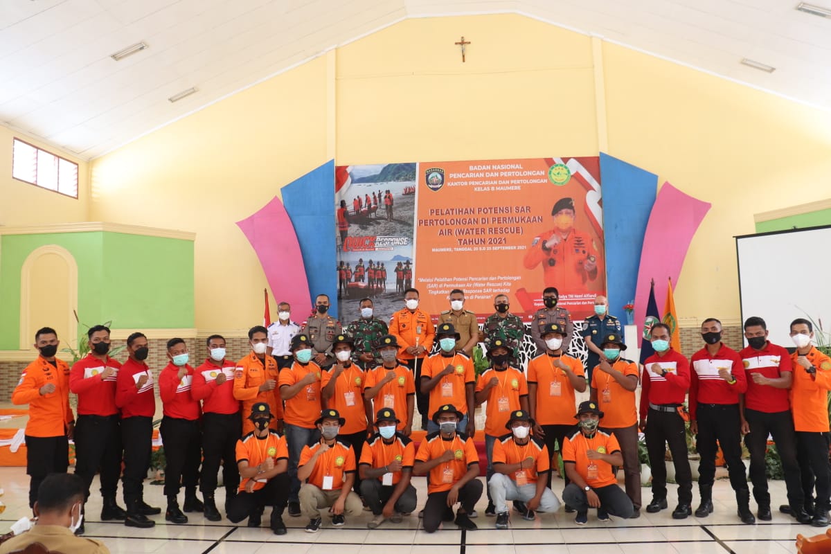 Peserta pelatihan potensi SAR Di Kabupaten Sikka berfoto bersama.