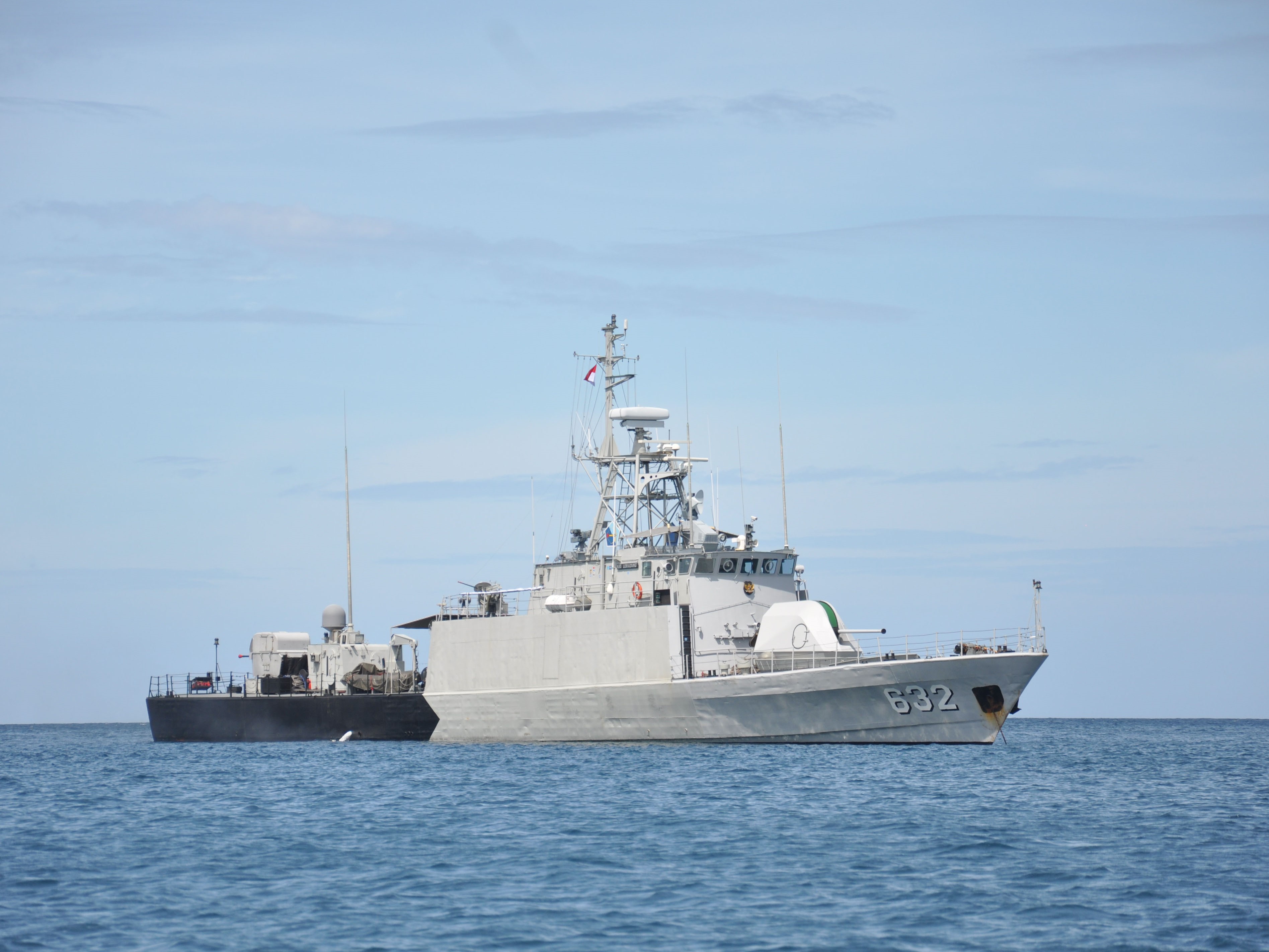 Kapal perang KRI Lemadang-632 dari Koarmada I berpatroli di kawasan Pulau Nasi, Provinsi Aceh. 