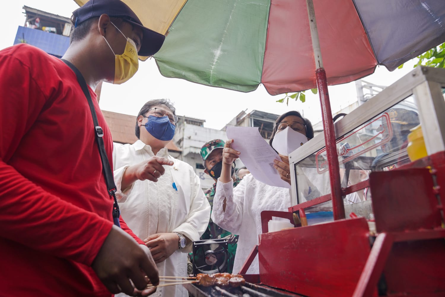 Kemenko Perekonomian Airlangga Hartarto berdialog dengan pedagang kaki lima di Medan, Sumatra Utara. 