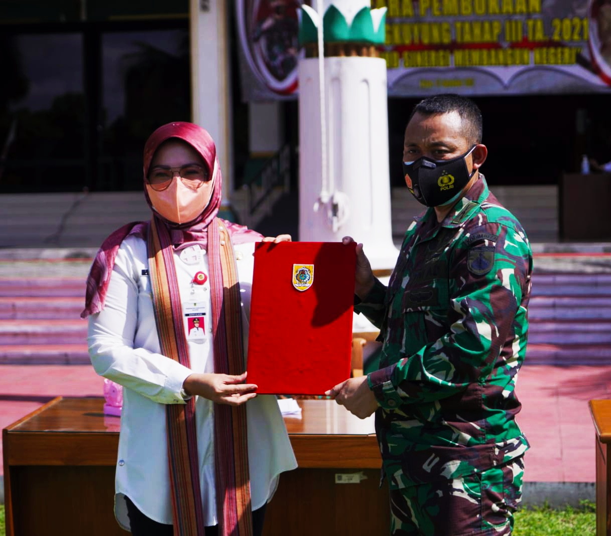 Bupati Sri Mulyani dan Dandim 0723 Klaten Letkol (Inf) Joni Eko Prasetyo pada pembukaan TMMD Sengkuyung III dan KBMKB X 