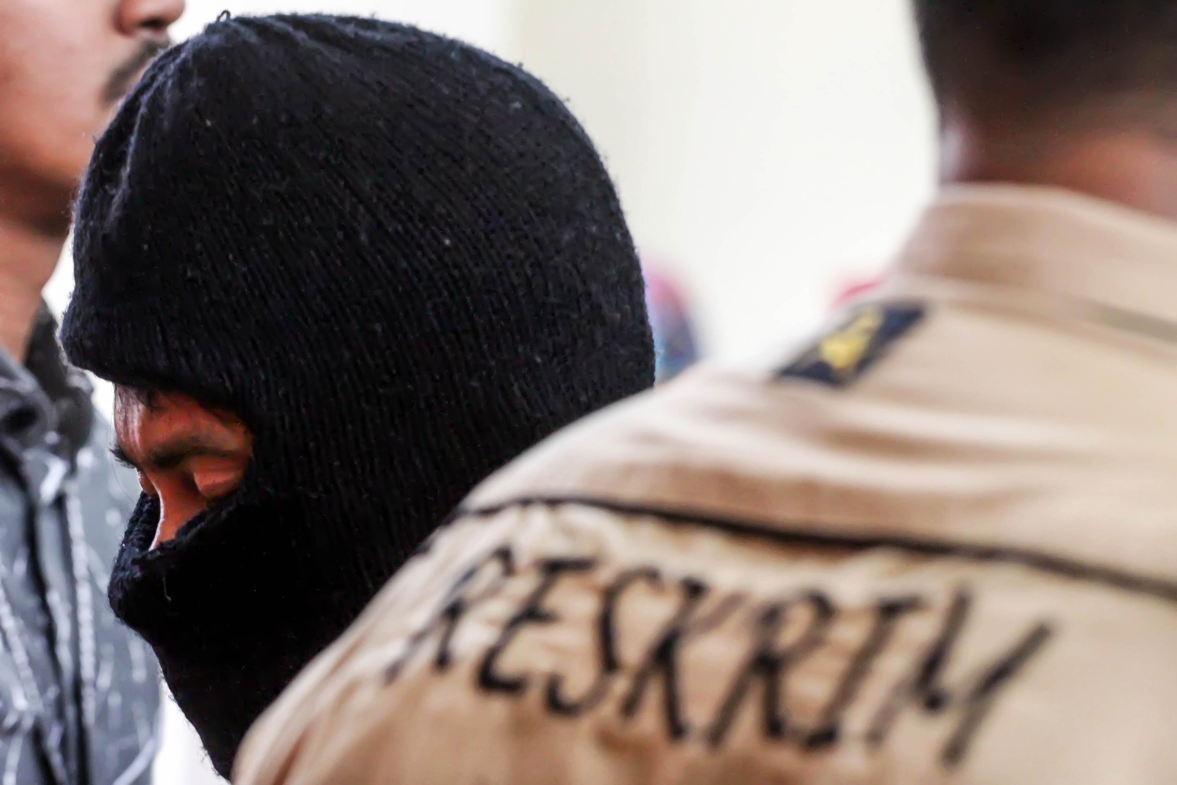 Polisi menghadirka tersangka pelaku pelecehan seksual terhadap anak di bawah umur di Polres Lhokseumawe, Aceh. Kamis (5/12/2019)