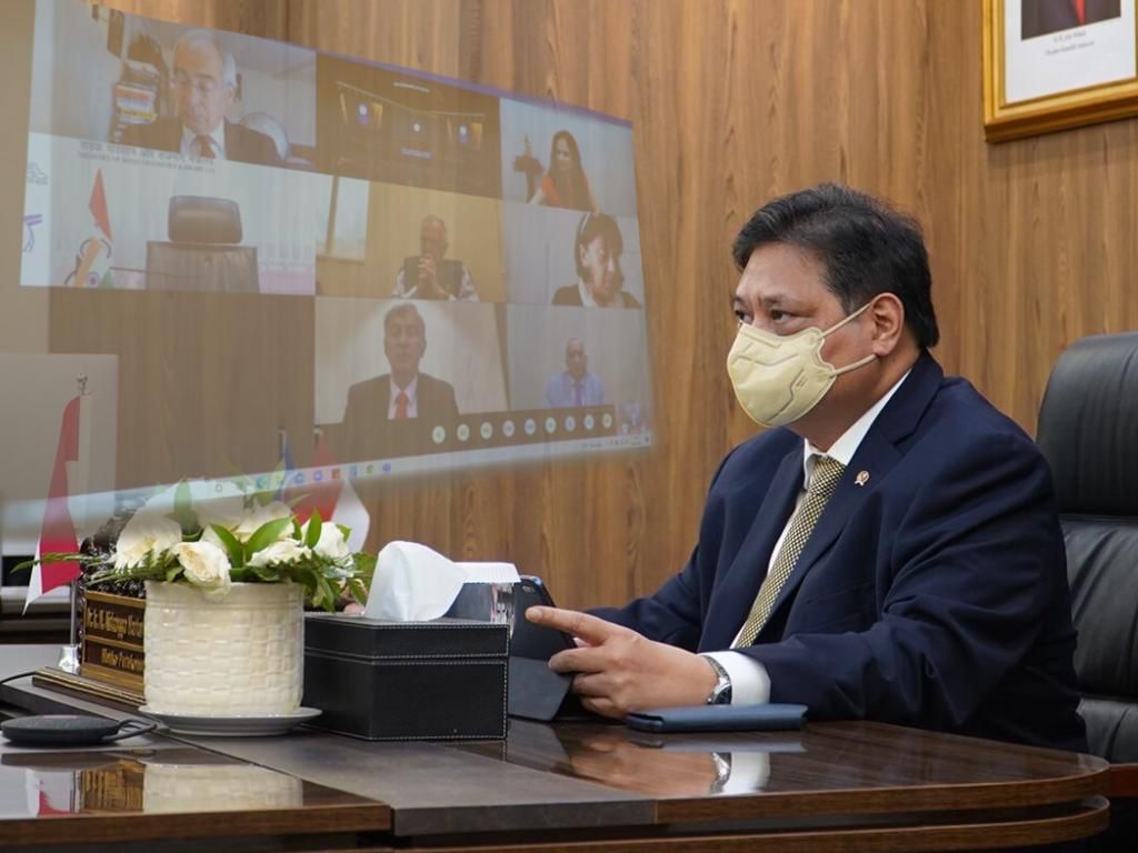 Airlangga Hartarto dianugerahi Priyadarshni Academy Global Award for Outstanding Contribution to National Economic Recovery.