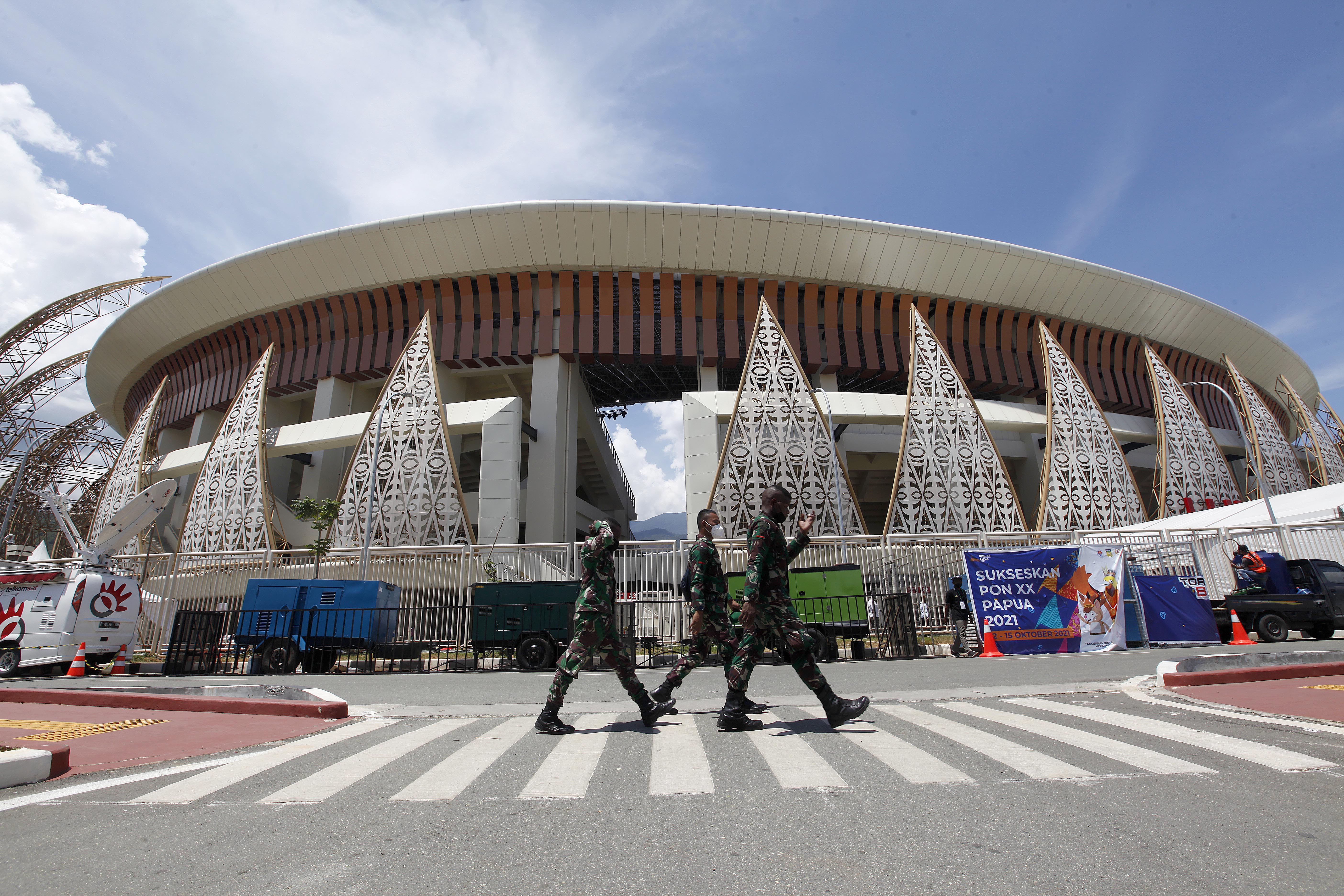 Pasukan TNI berpatroli jelang pembukaan PON XX Papua di Kompleks Stadion Lukas Enembe di Kabupaten Jayapura.