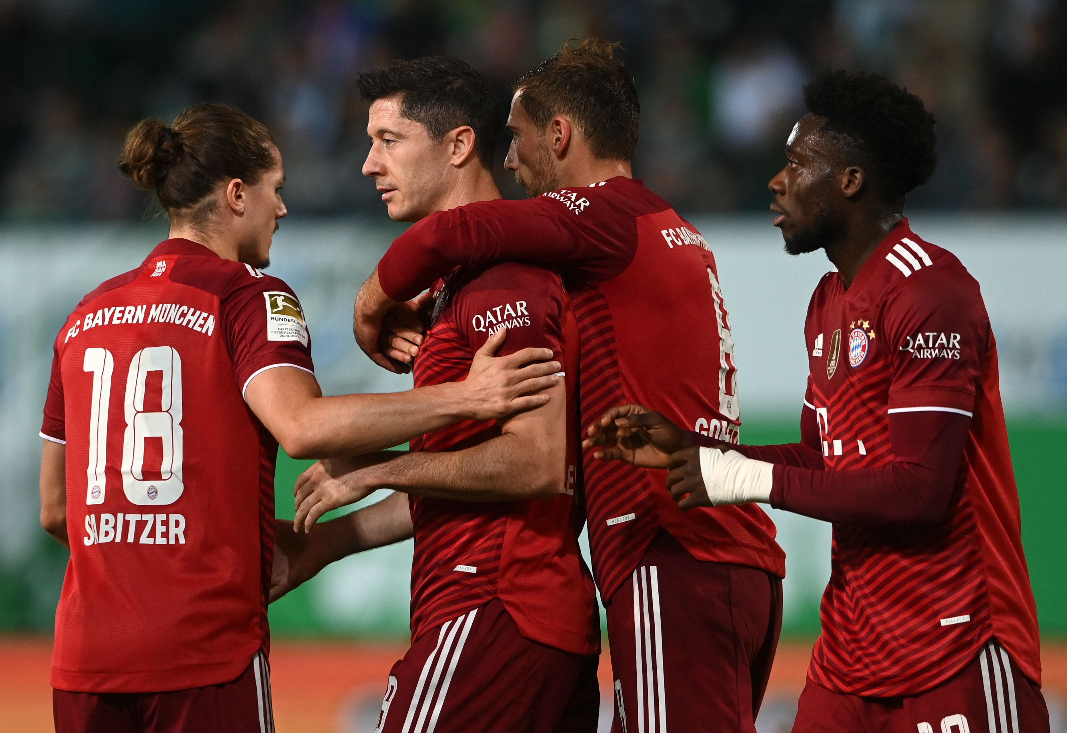Para pemain Bayern Muenchen melakukan selebrasi usai mencetak gol ke gawang Greuther Fuerth di laga Bundesliga.