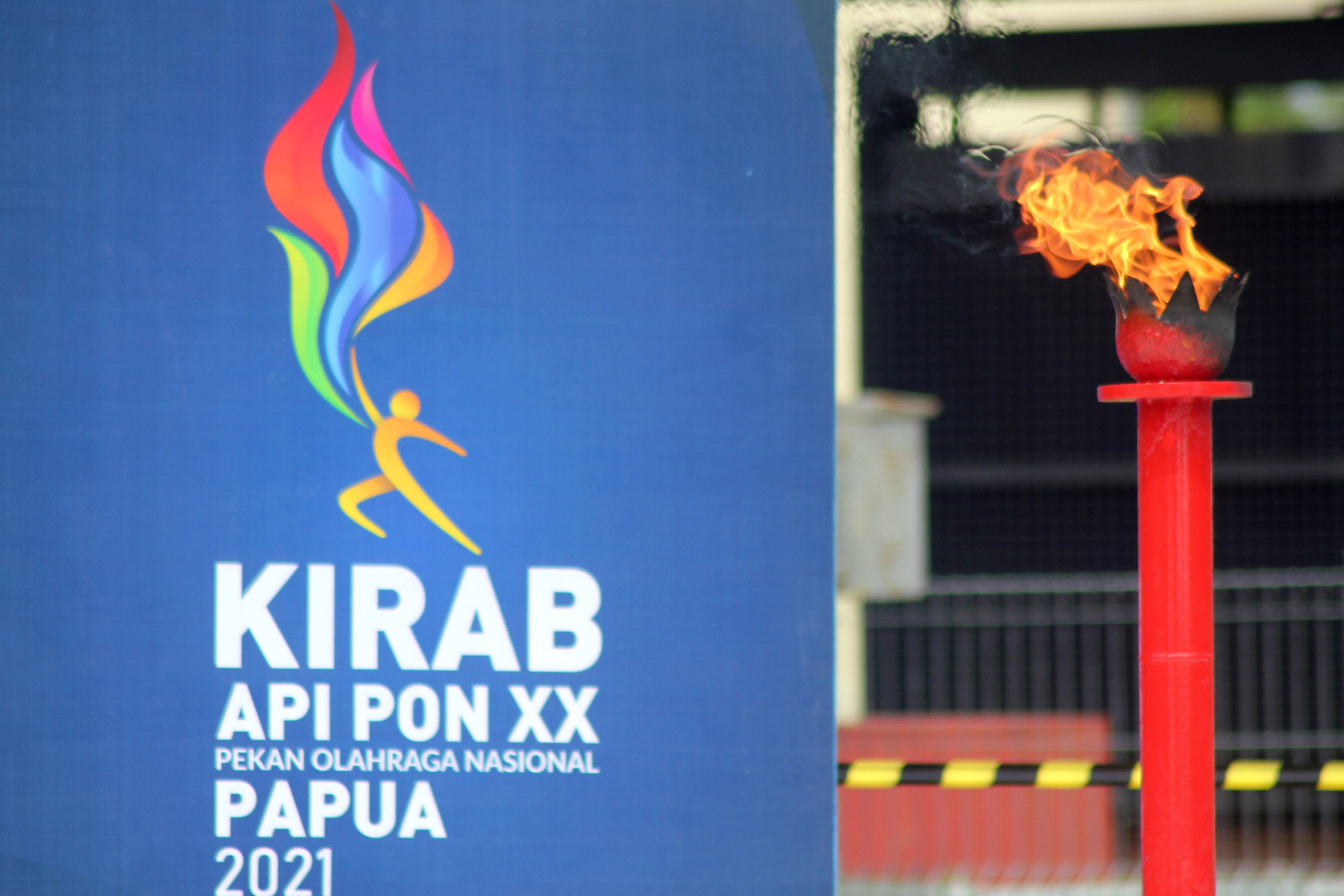 Api abadi di PLTMG Pertamina, Distrik Klamono, Kabupaten Sorong, Papua Barat, Sabtu (25/9). 