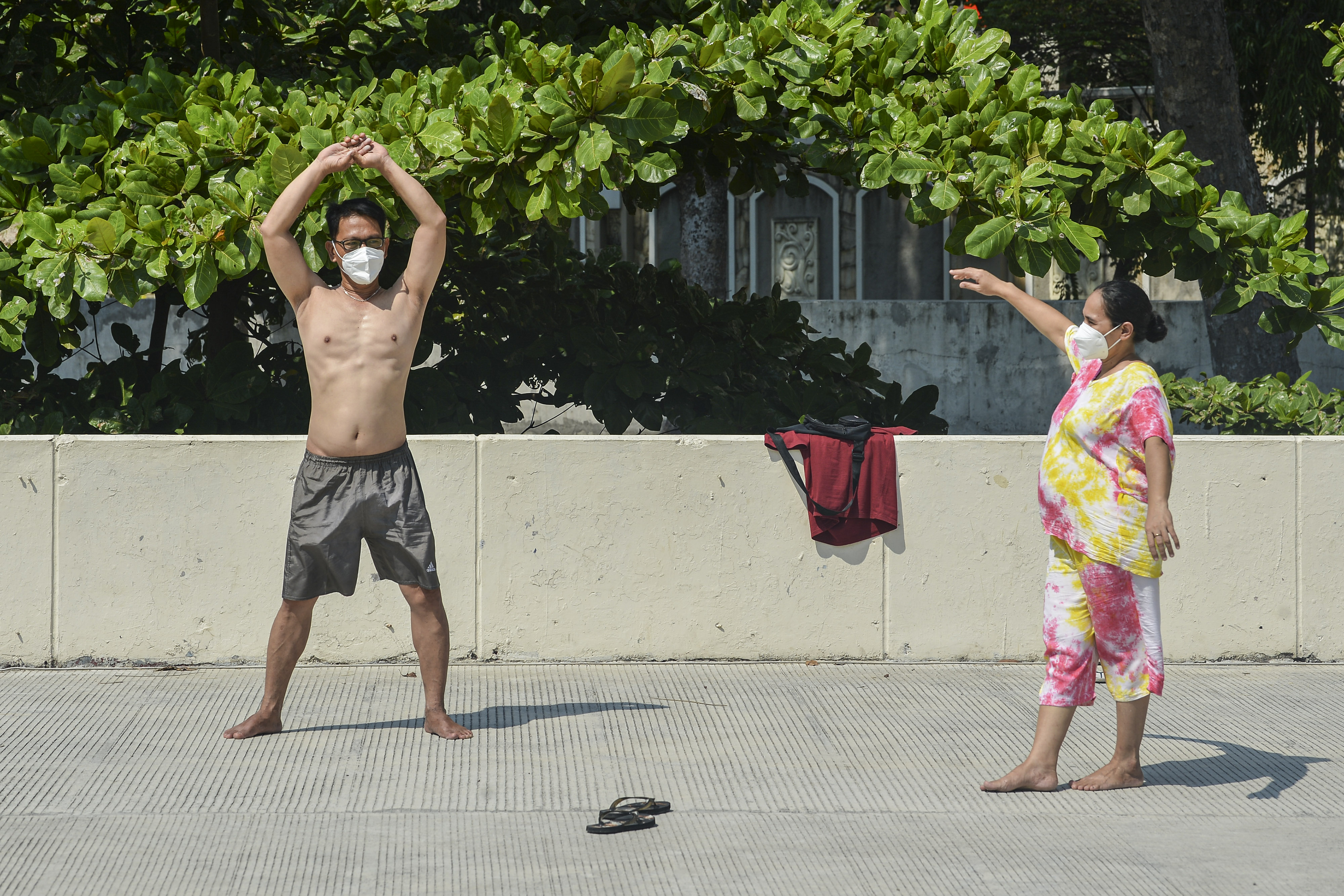 Ilustrasi: Warga berolahraga sembari berjemur dengan tetap menerapkan protokol kesehatan