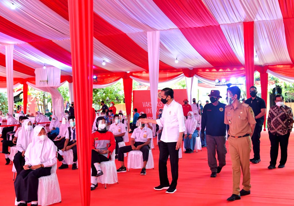 Presiden Joko Widodo tinjau pelaksanaan vaksinasi covid-19