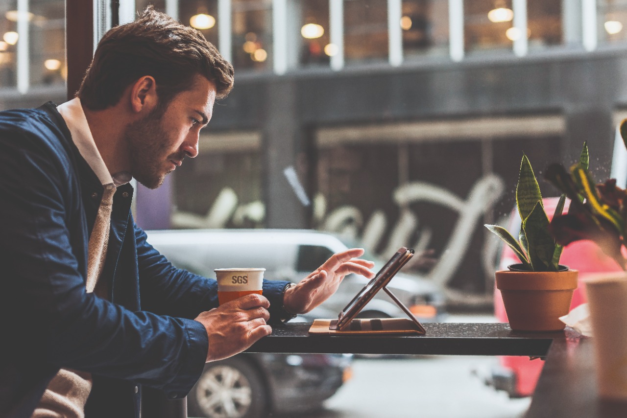 Ilustrasi: Seorang karyawan SGS sedang melakukan uji sebuah produk. 