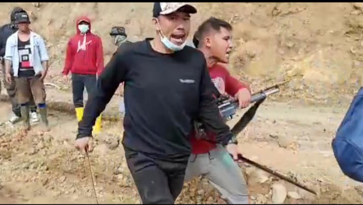 Sejumlah pria yang diduga preman menjaga lokasi tambang