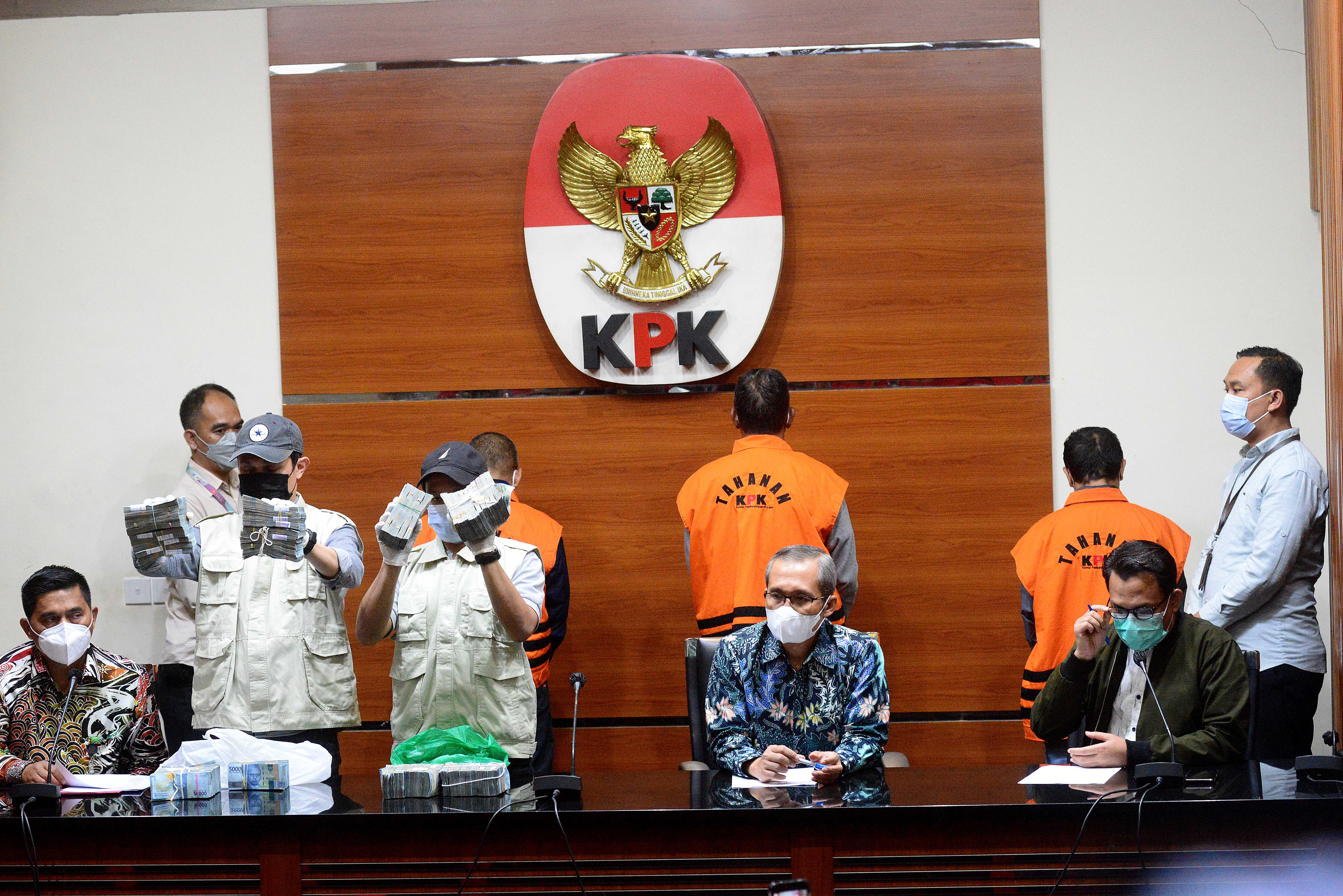 KPK menunjukkan barang bukti dari OTT di kalimantan Selatan