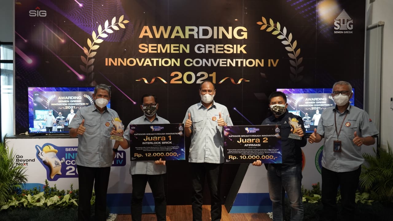 Direktur Utama Semen Gresik Subhan menyerahkan hadiah kepada pemenang kategori Breakthrough Innovation SGIC Award 2021.