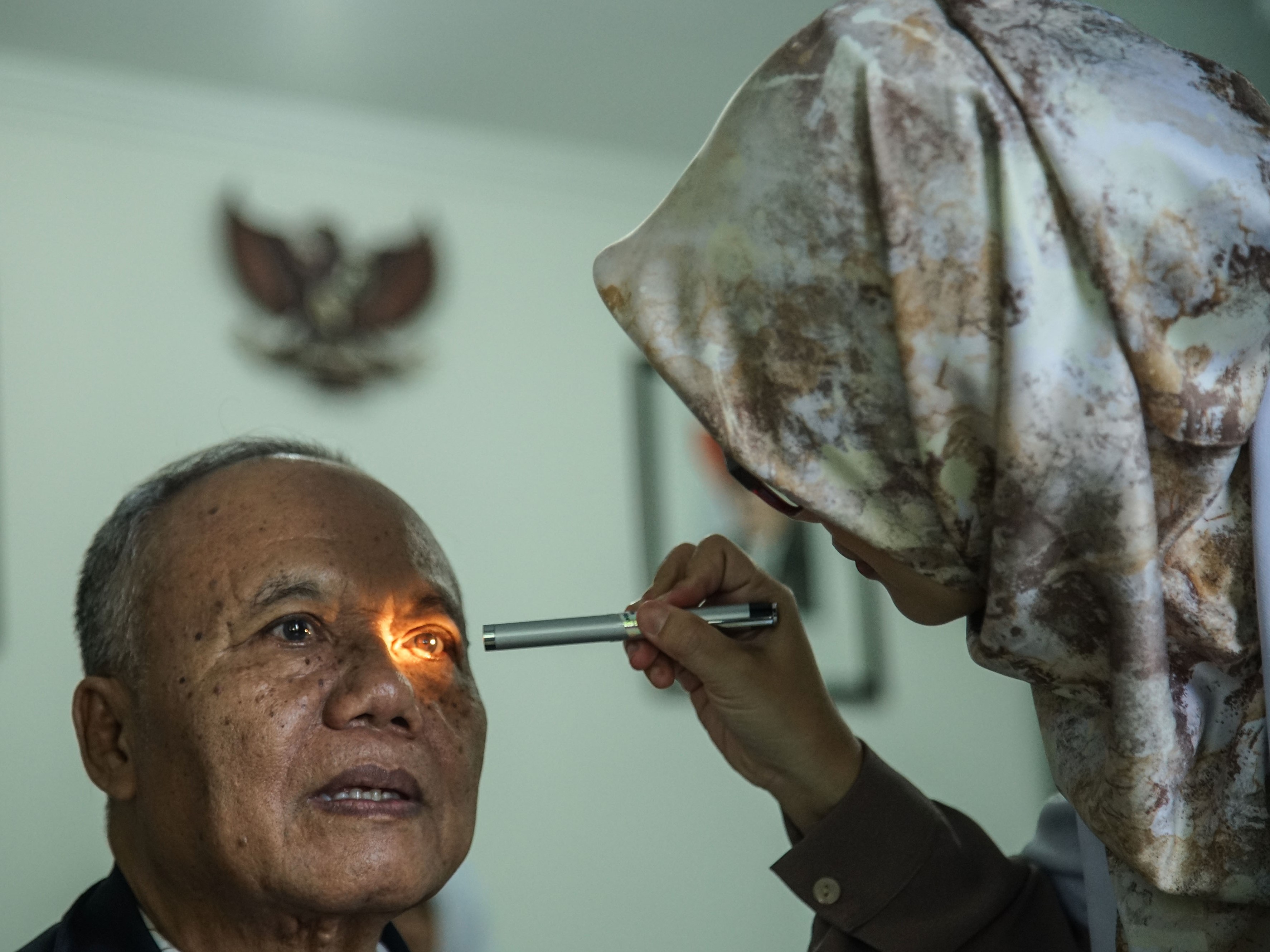 Warga mengikuti pemeriksaan glaukoma di Puskesmas Gondokusuman I, DI Yogyakarta.