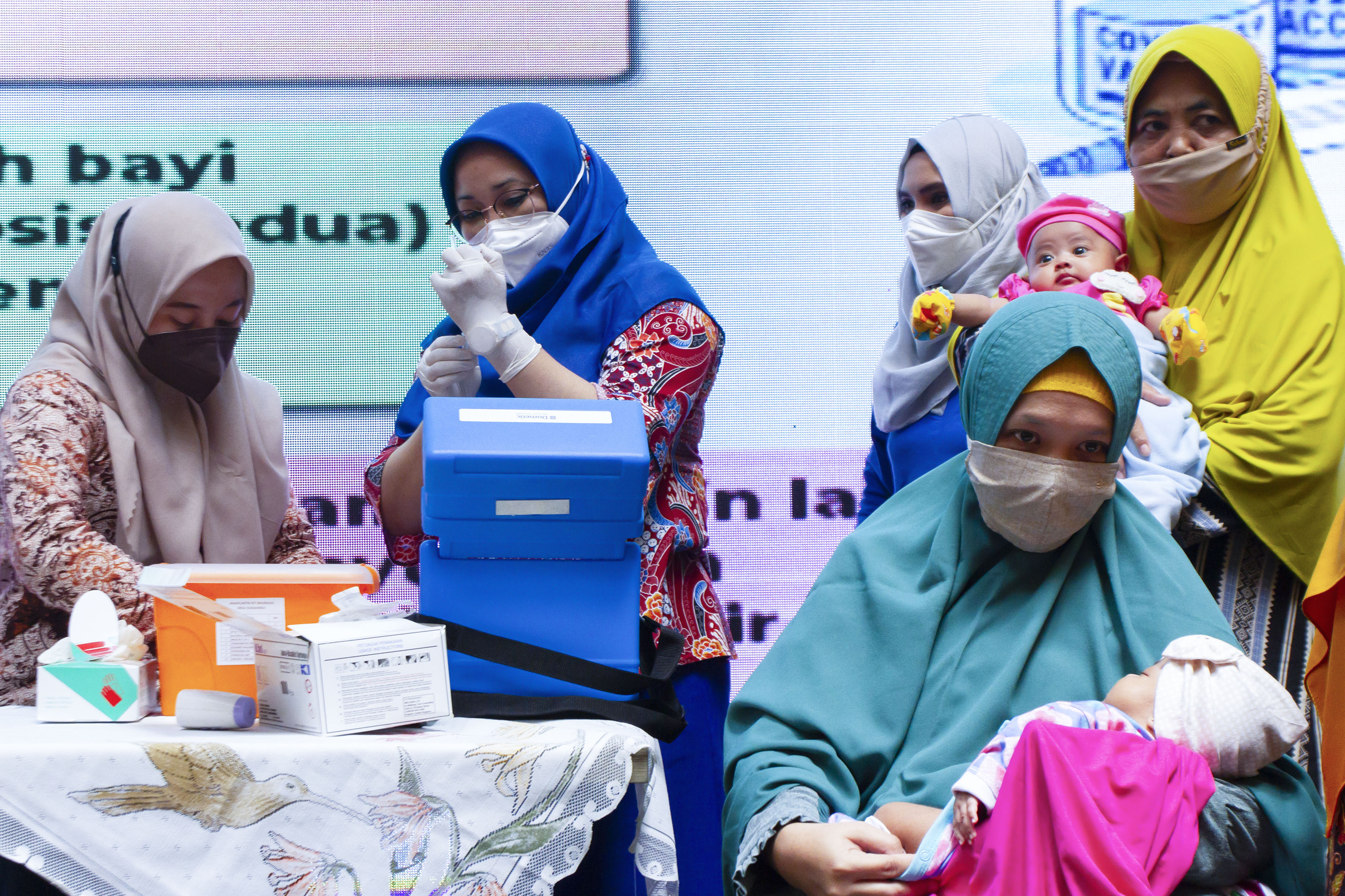  Tenaga kesehatan menyiapkan vaksin PCV saat imunisasi pneumonia gratis di Karawang, Jawa Barat, Kamis (16/9/2021)