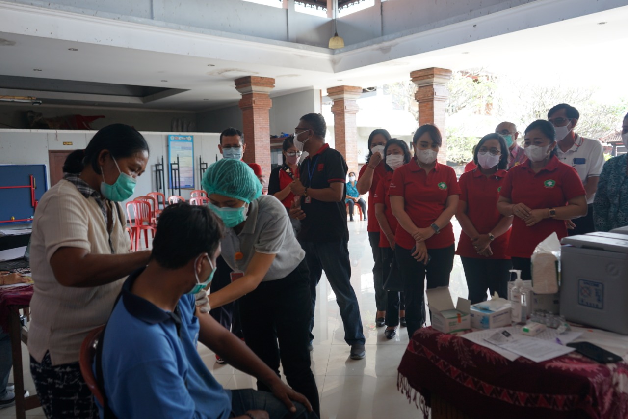 Penyandang disabilitas di Kota Denpasar, Bali menjalani vaksinasi Covid-19, Jumat (3/9).