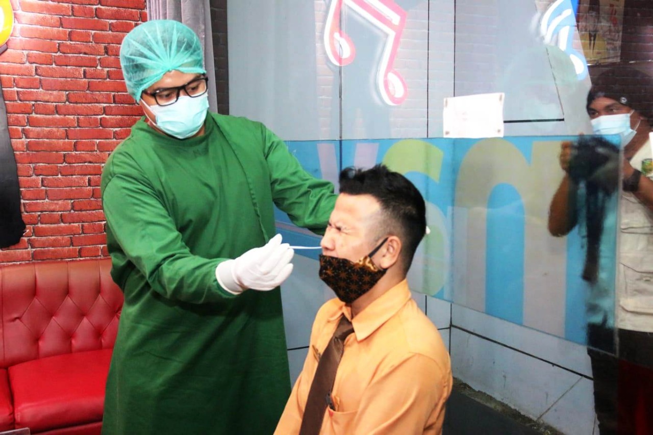 Pengunjung karaoke yang terjaring operasi yustisi di Palangka Raya, Kalteng, menjalani tes swab antigen.