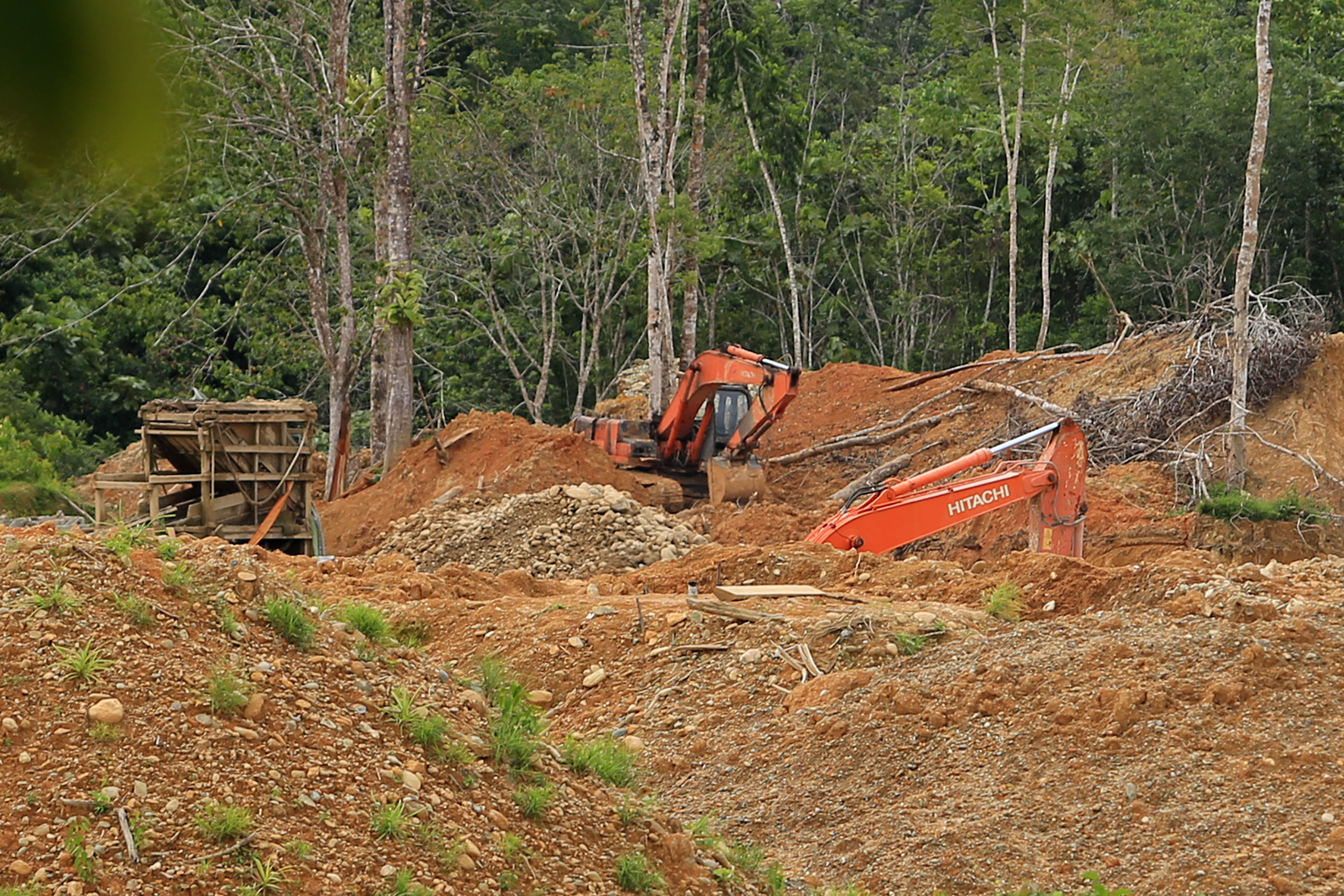 Alat berat terparkir di area tambang emas ilegal di Kawasan Kecamatan Sungai Mas, Aceh Barat, Aceh, Minggu (13/6/2021)