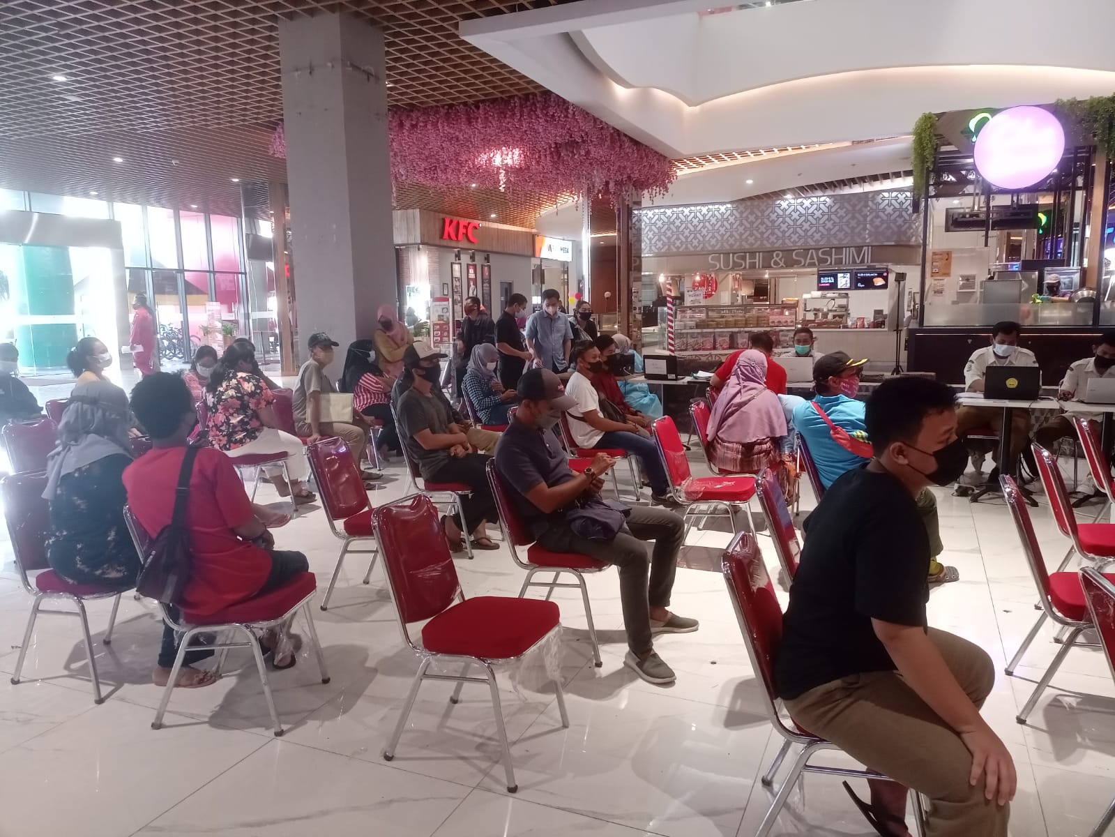 Warga tengah mengantre untuk divaksinasi Covid-19 di salah satu gerai vaksinasi di mall Kota Bekasi.