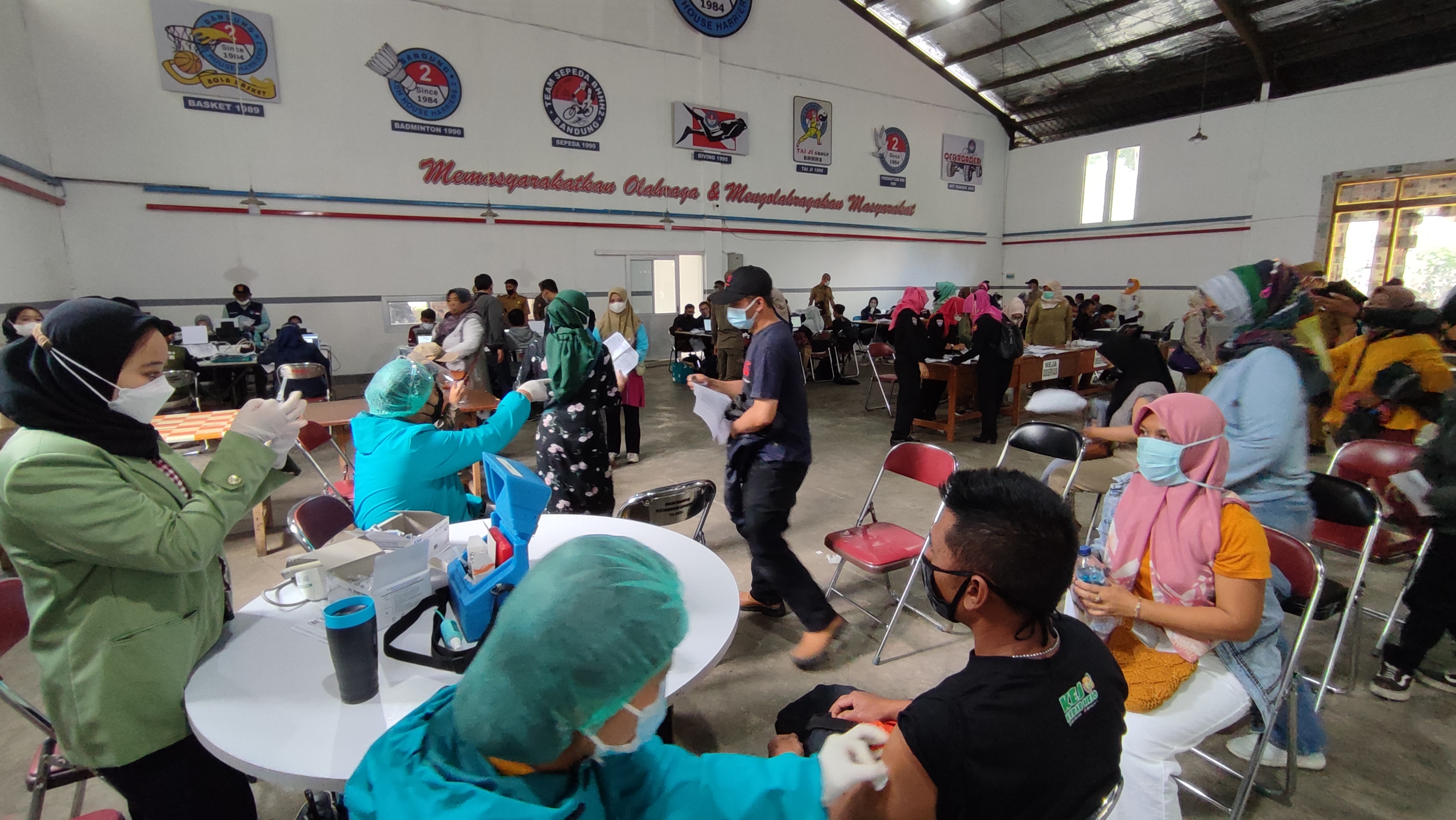 Warga mengikuti vaksinasi yang digelar Polri/TNI dan Pemkab Bandung Barat di Gedung BHHH2 Panorama Lembang, Jawa Barat, Selasa (21/9).