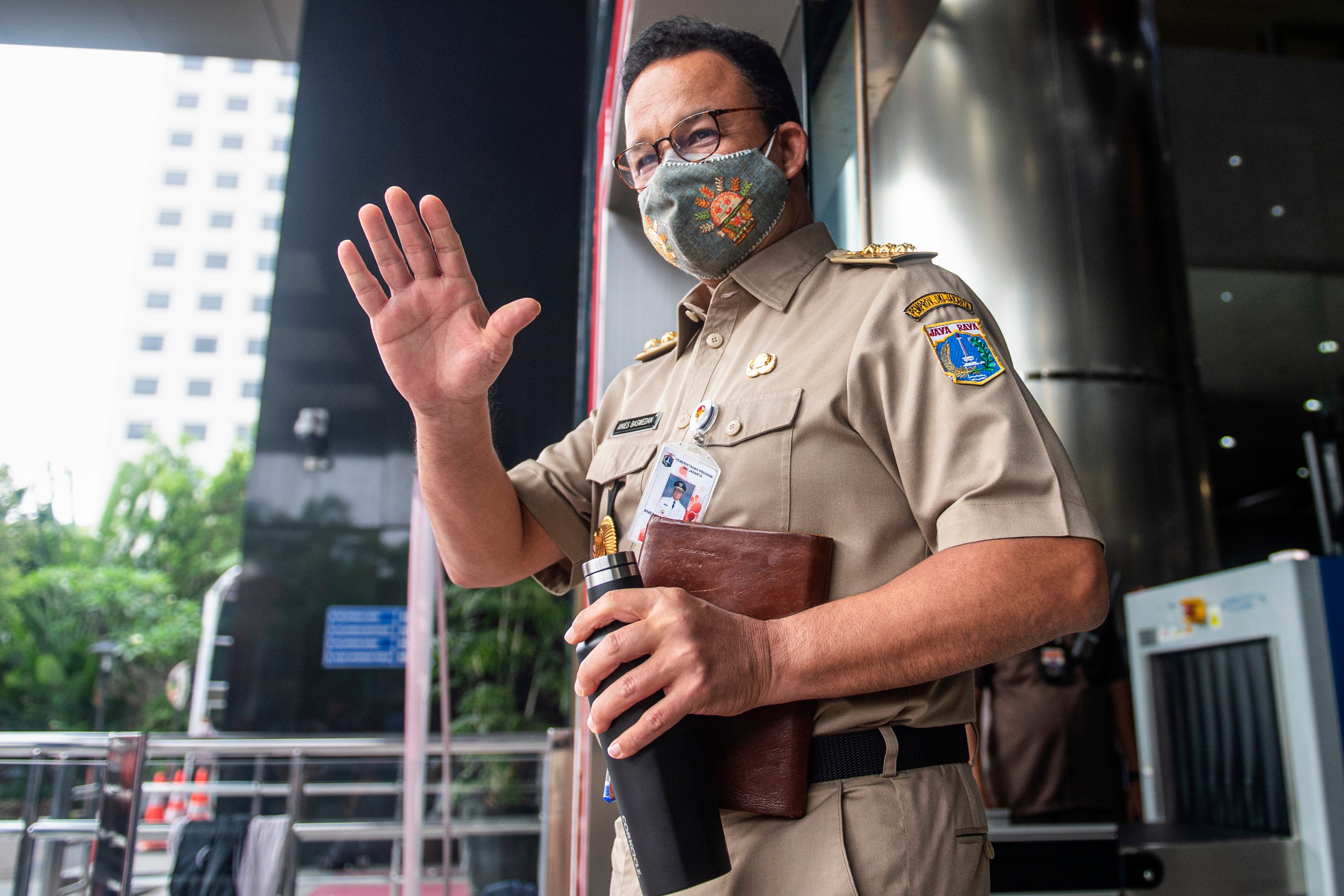 Gubernur DKI Jakarta Anies Baswedan saat mendatangi gedung KPK.