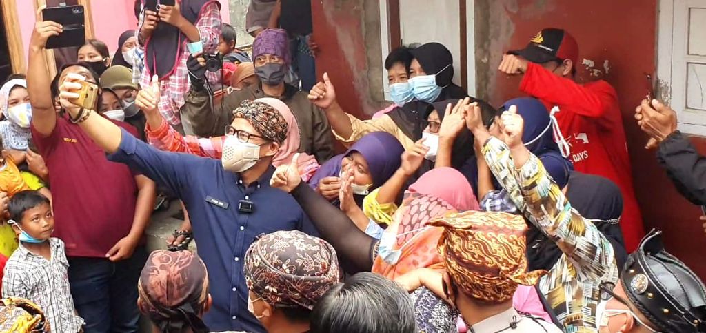 Manparekraf Sandiaga Uno berswafoto bersama warga saat meresmikan desa wisata di Sukabumi, Jawa Barat.