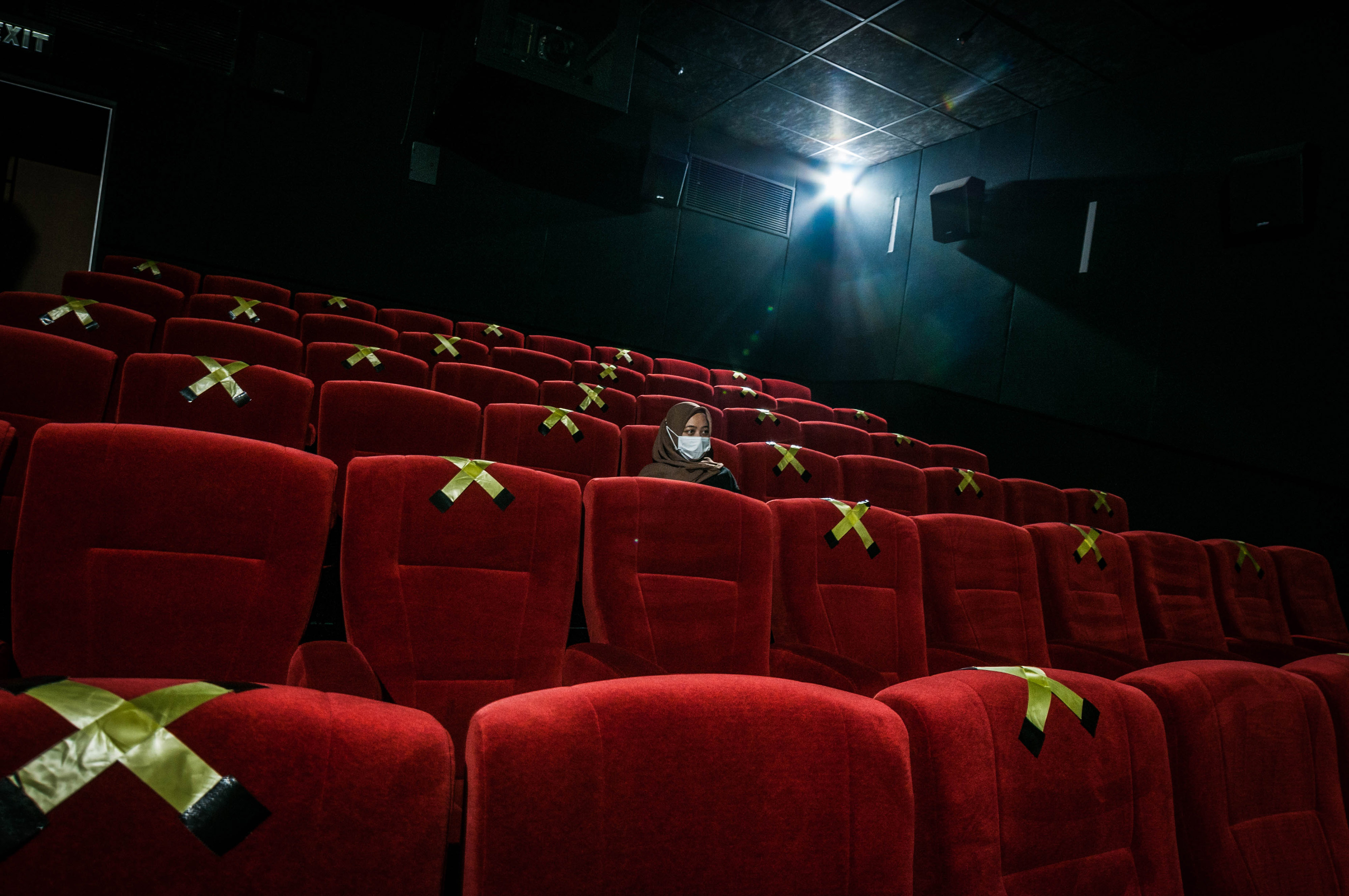 Pengunjung bioskop menyaksikan film