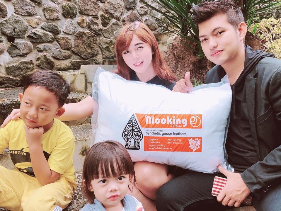 Bantal tersebut juga menggunakan 100% kain katun sebagai bahan pelapisnya dengan kerapatan tinggi standar internasional. dua