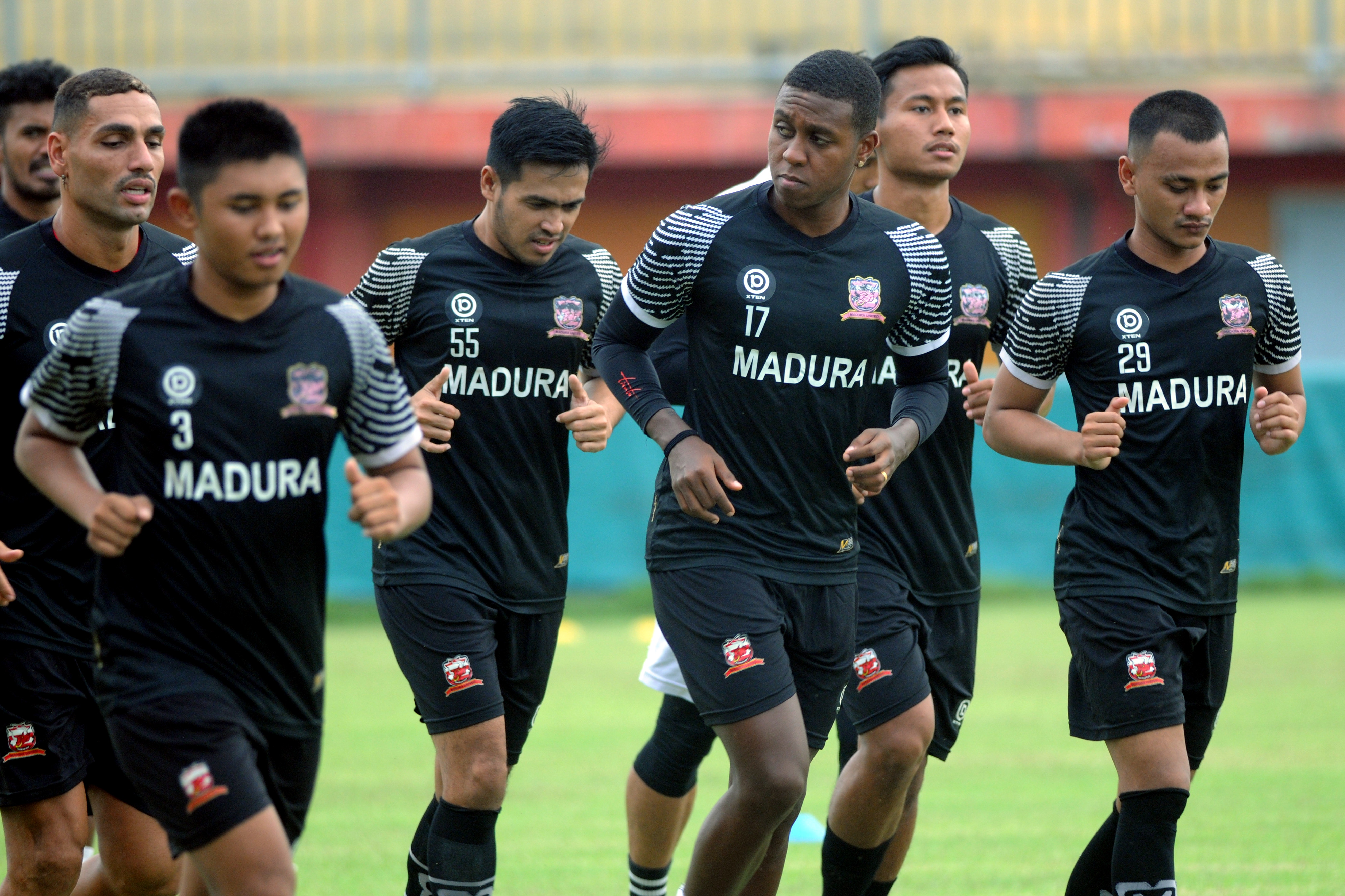 Pemain Madura United saat mengikuti latihan perdana di Stadion Gelora Madura Ratu Pamelingan.