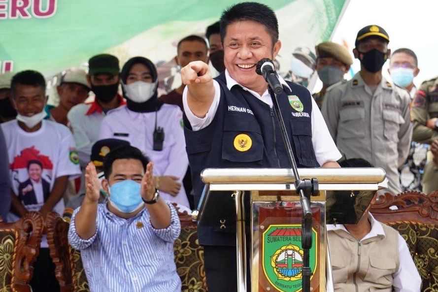 Gubernur  Sumsel Herman Deru saat melakukan panen raya padi IP 100 di Desa Rantau Bayur, Banyuasin, Kamis (9/9).
