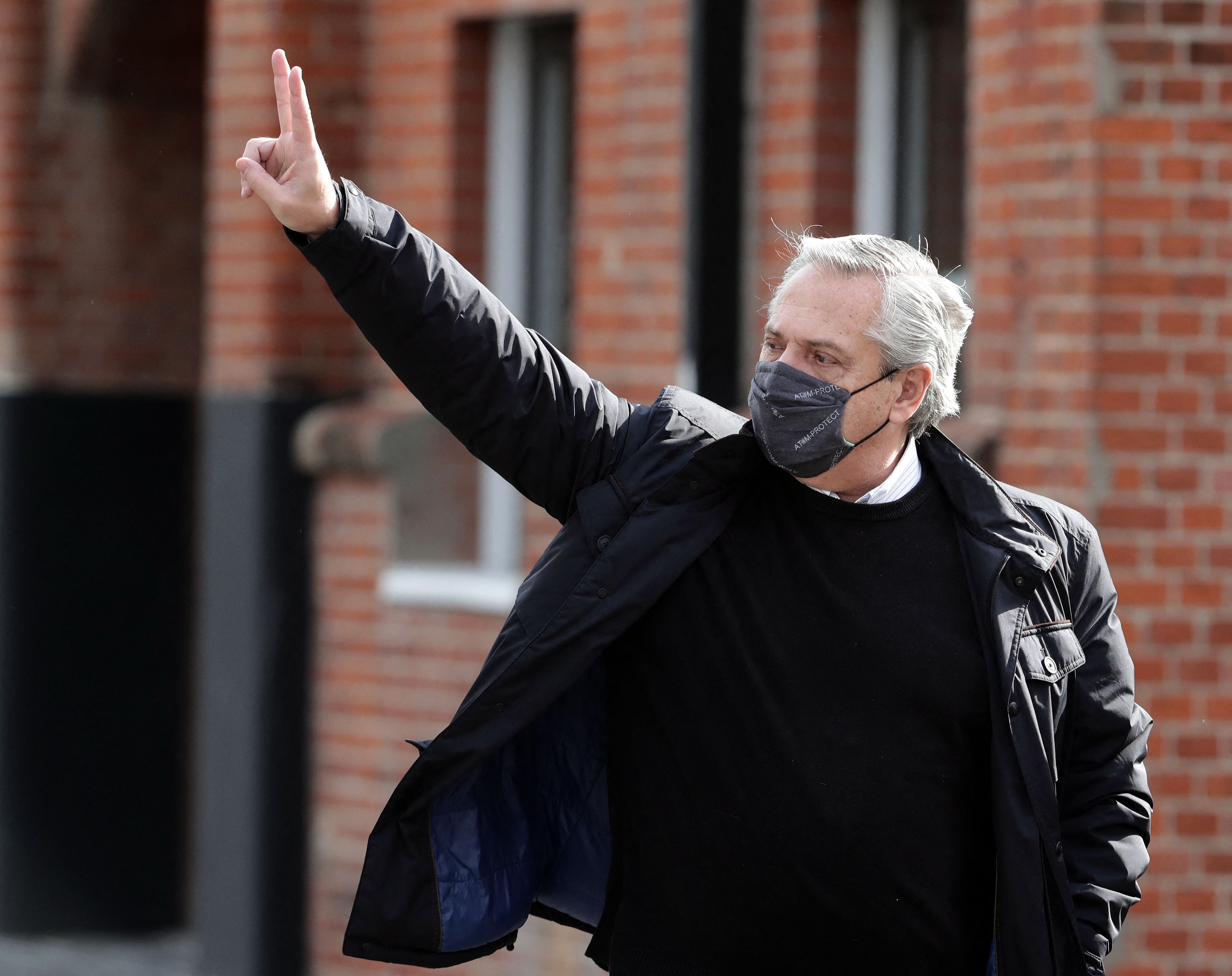 Presiden Argentina Alberto Fernandez saat menunjukkan tanda V di Buenos Aires.