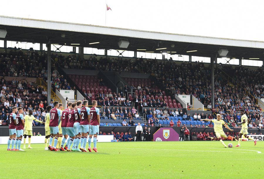 Martin Odegaard saat melesakkan gol ke jala Burnley