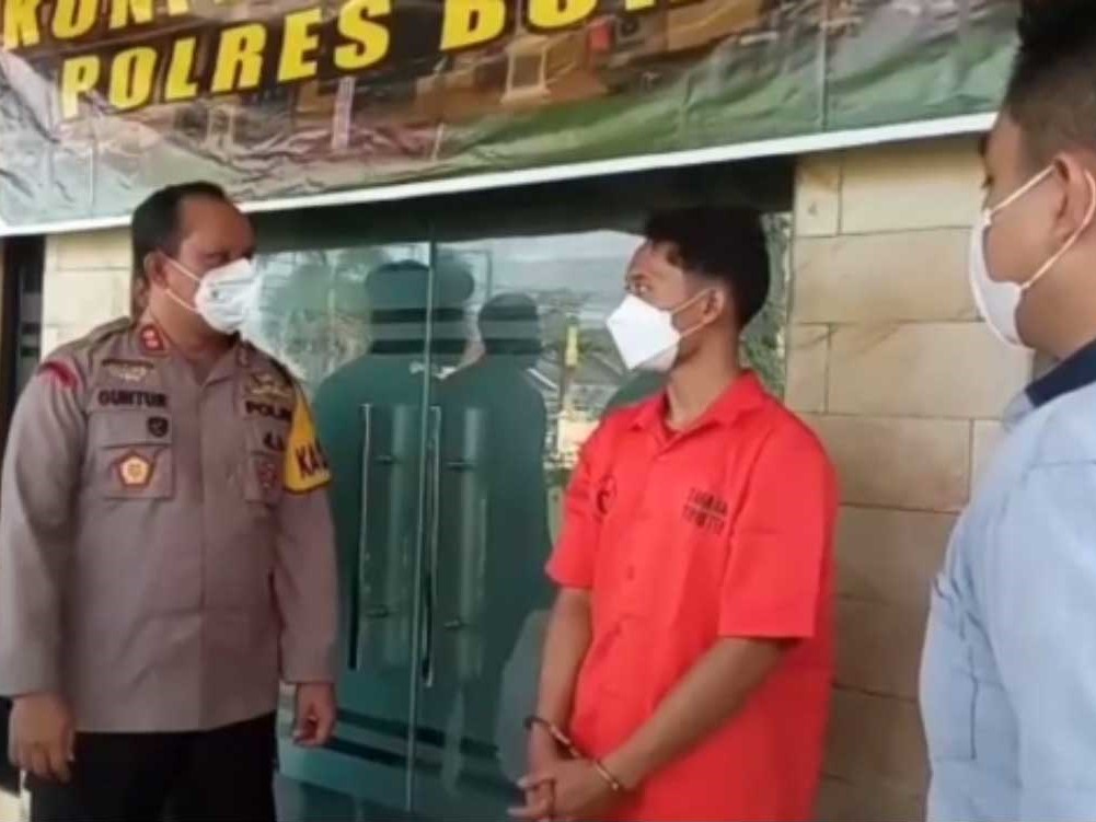 Kapolres Bungo Ajun Komisaris Besar Guntur Saputro menanyai Ichsan, tersangka penambang emas ilegal saat jumpa wartawan di Mapolres Bungo.