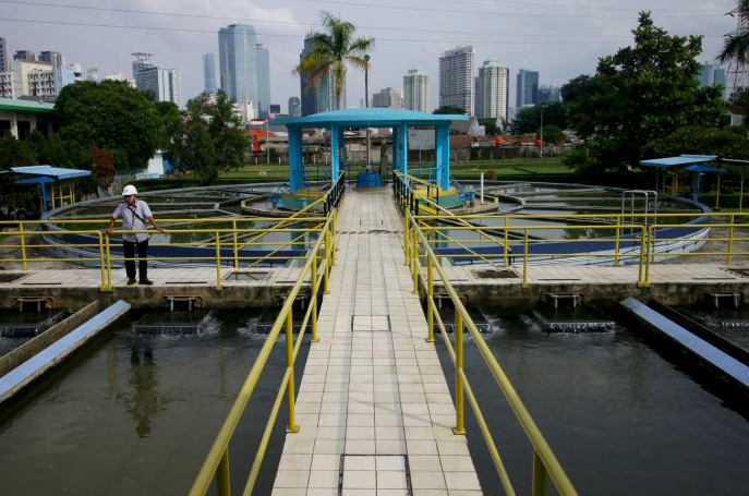 Petugas melakukan pemeriksaan di Instalasi Produksi Air PT PAM Lyonnasise Jaya (Palyja) Pejompongan, Jakarta, Rabu (13/2/2019).