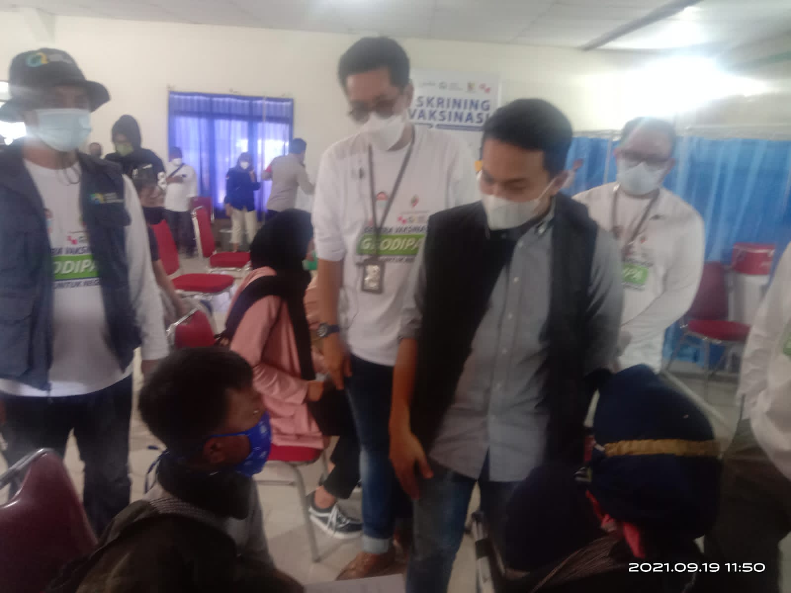 Warga Ciwidey, Kabupaten Bandung, mengikuti vaksinasi yang digelar PT Geo Dipa Energi dan Jabar Quick Respons