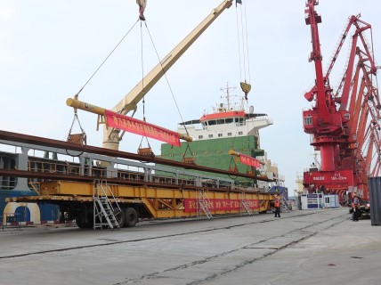 Crane mengangkat batang rel KCJB ke kapal kargo di Terminal Pelabuhan Fangcheng, daerah otonom etnis Zhuang Guangxi, Tiongkok selatan. 