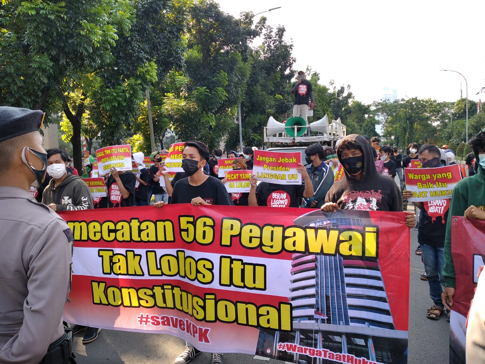 Massa dari Koalisi Rakyat Cinta Konstitusi menggelar aksi di depan Gedung KPK Jakarta, Jumat (17/9)