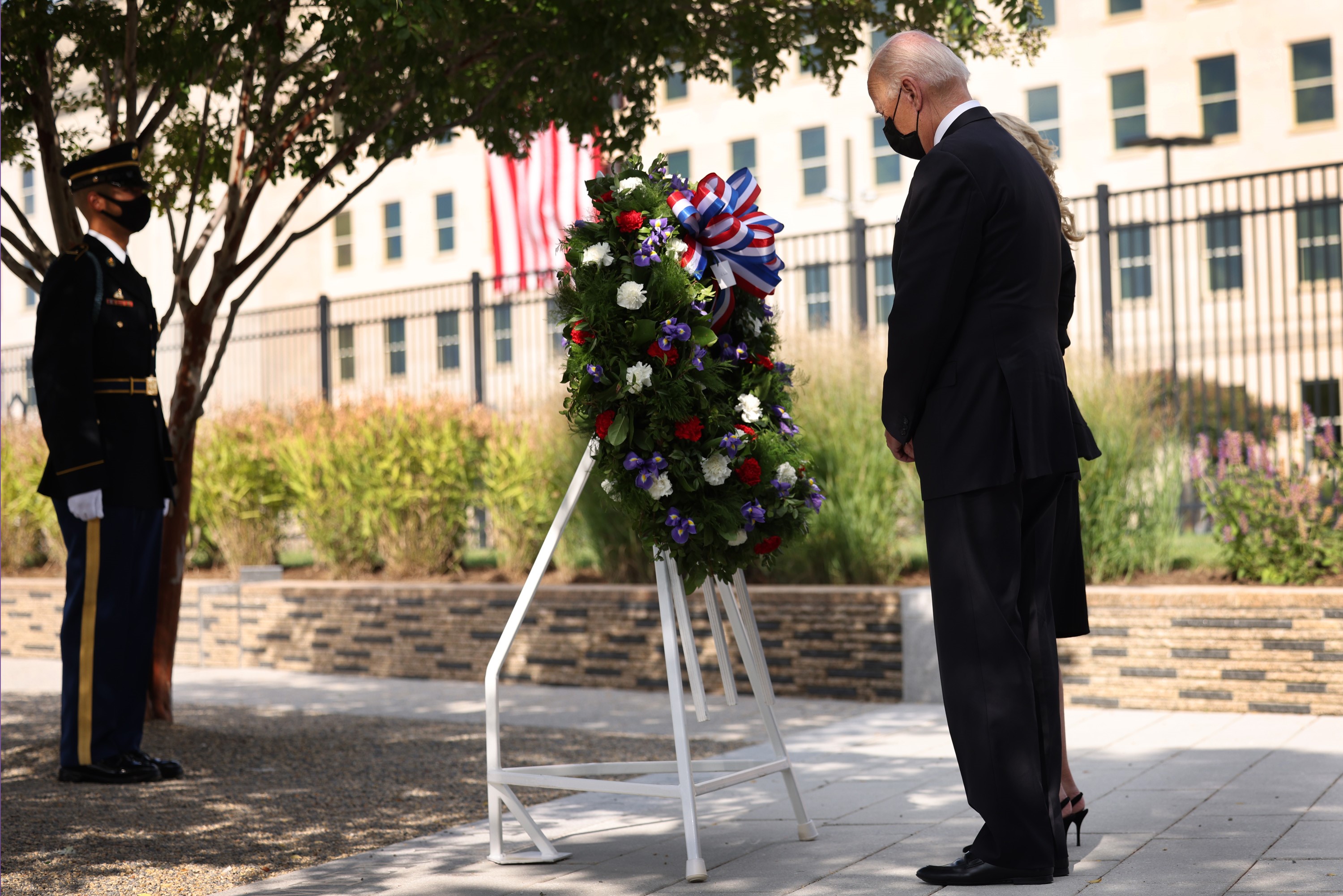 Dalam peringatan 11 September, Presiden AS Joe Biden dan Ibu Negara Jill Biden meletakkan karangan bunga di National 9/11 Pentagon Memorial 