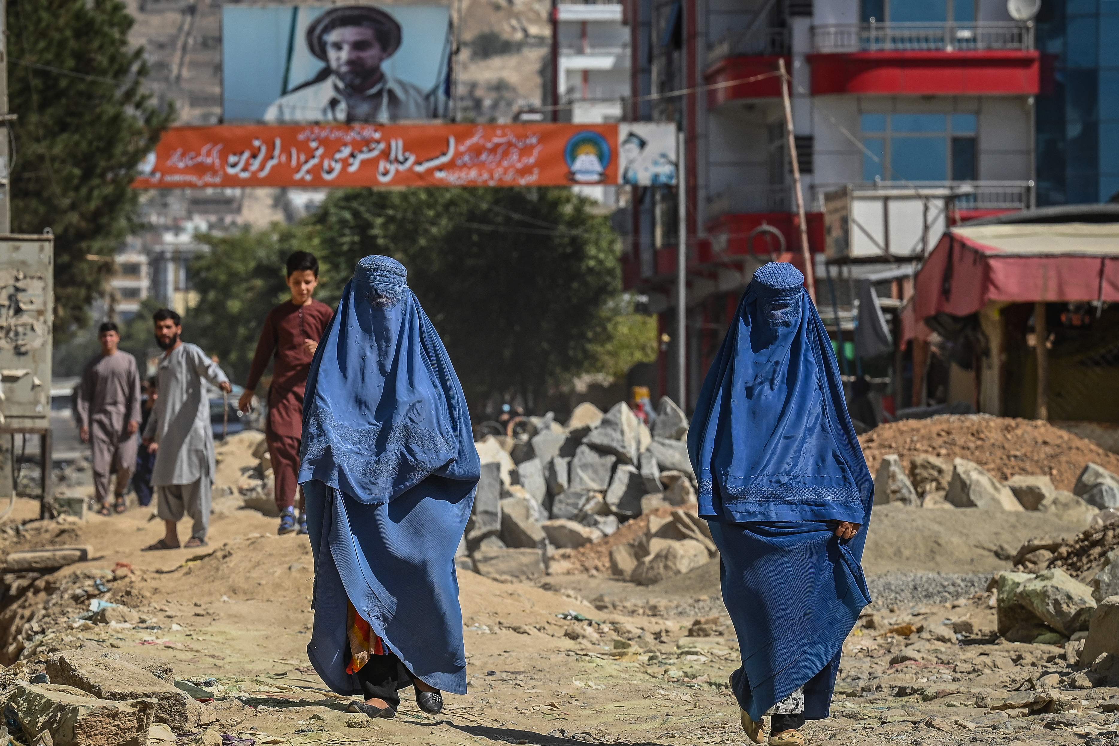 Dua perempuan mengenakan burqa berjalan di Kota kabul, Afghanistan