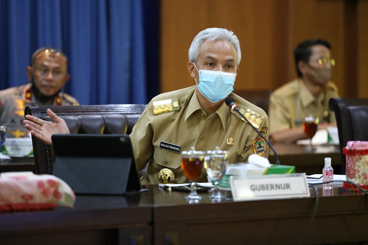 Gubernur Jawa Tengah Ganjar Pranowo melarang pengadaan seragam siswa baru, tapi dilanggar komite SMK Negeri 1 Bawen Kabupaten Semarang.