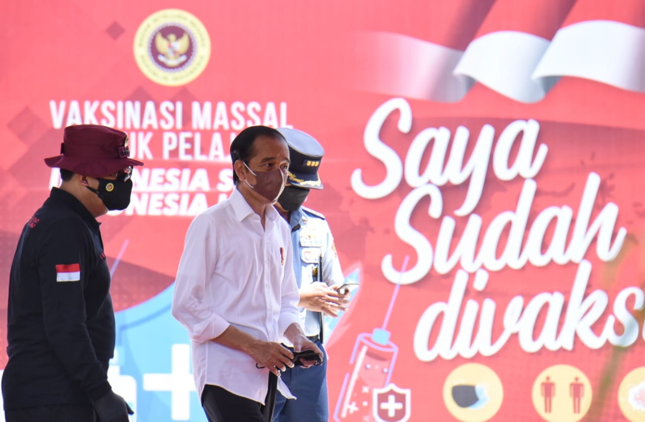 Presiden Joko Widodo (Jokowi) bersama Kepala BIN Jenderal Polisi (Purn) Budi Gunawan, dan Gubernur Jawa Tengah Ganjar Pranowo mengecek vaksi